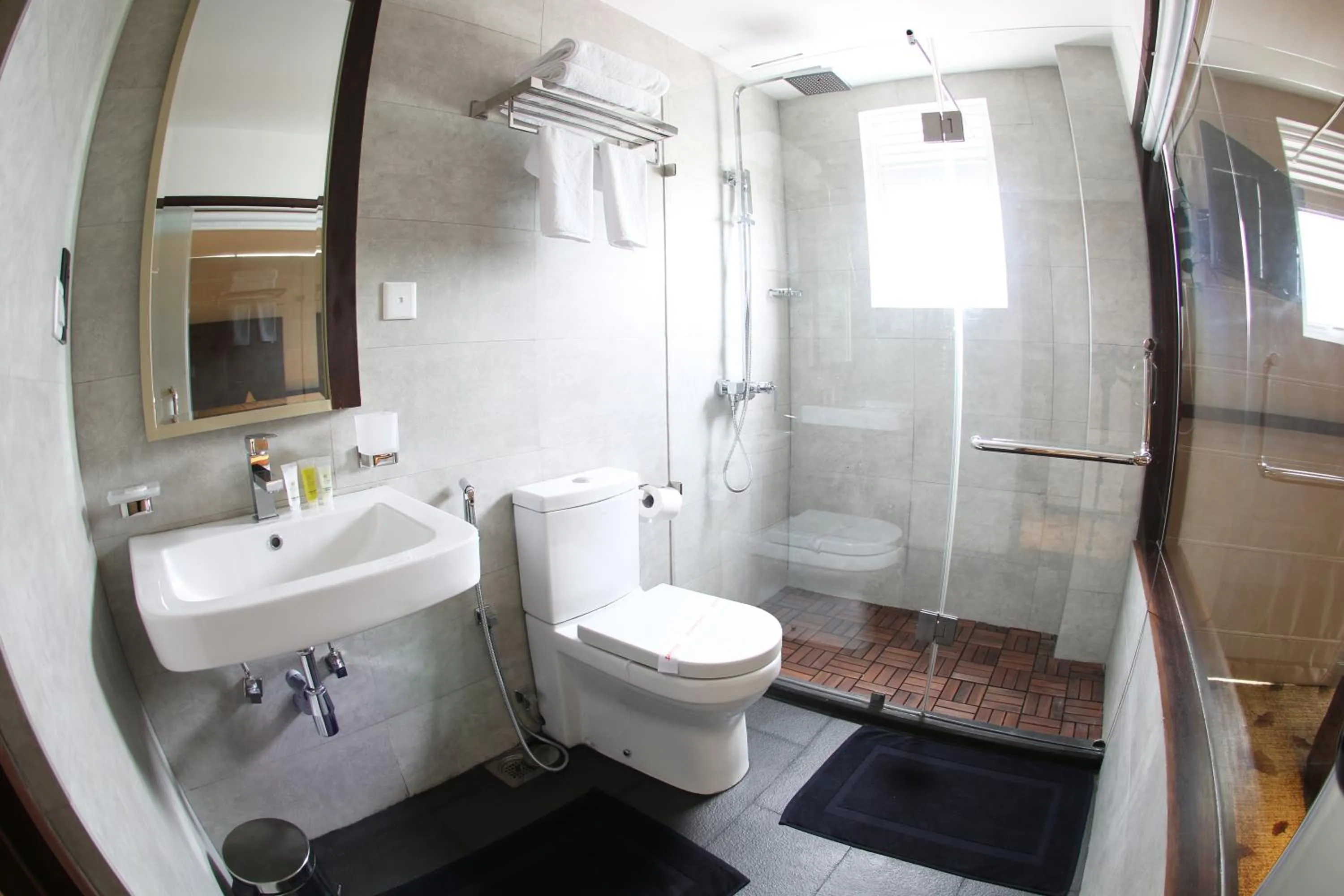 Shower in City Hotel Colombo 02