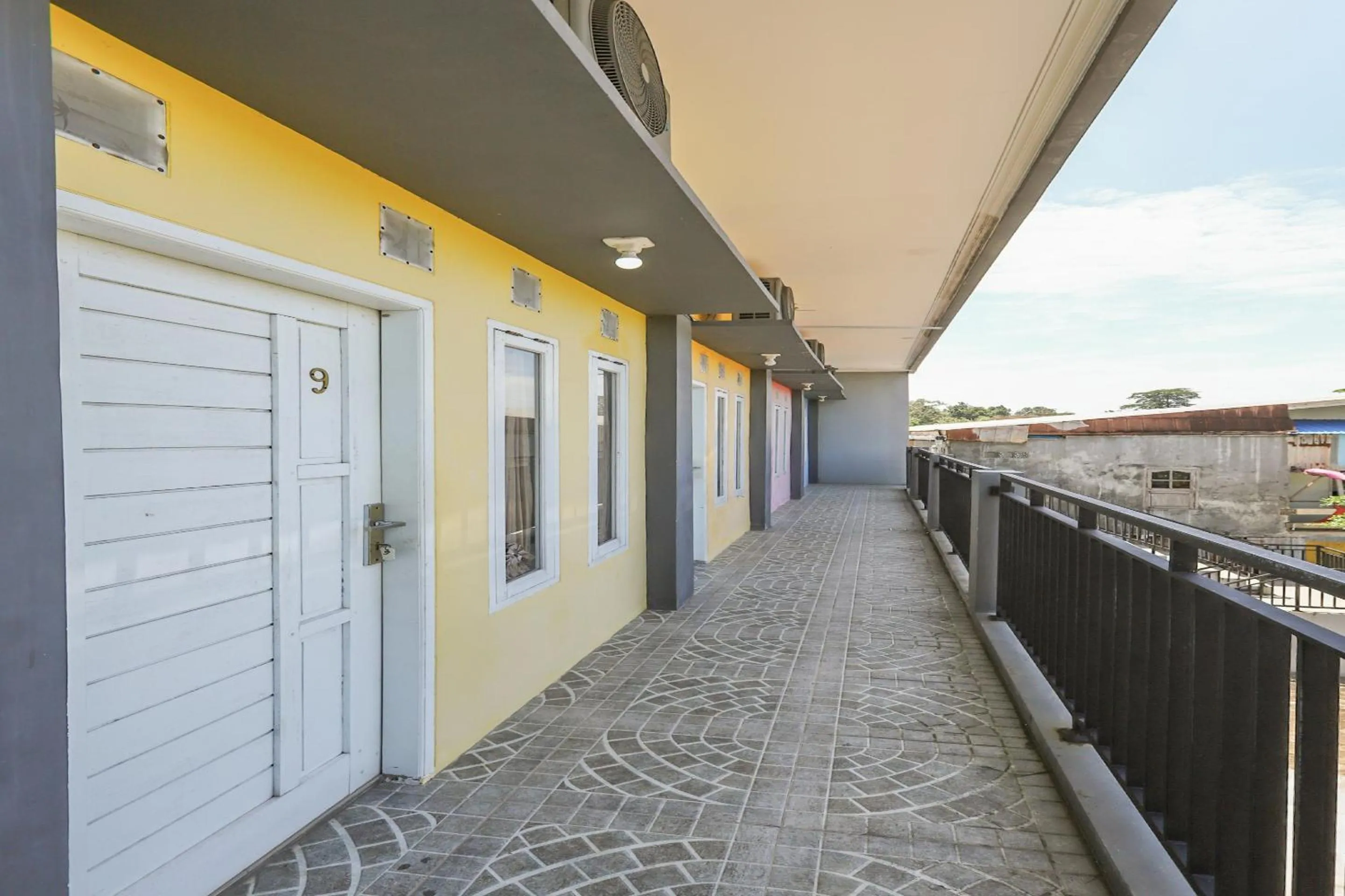 Balcony/Terrace in RedDoorz At Pelangi Guest House