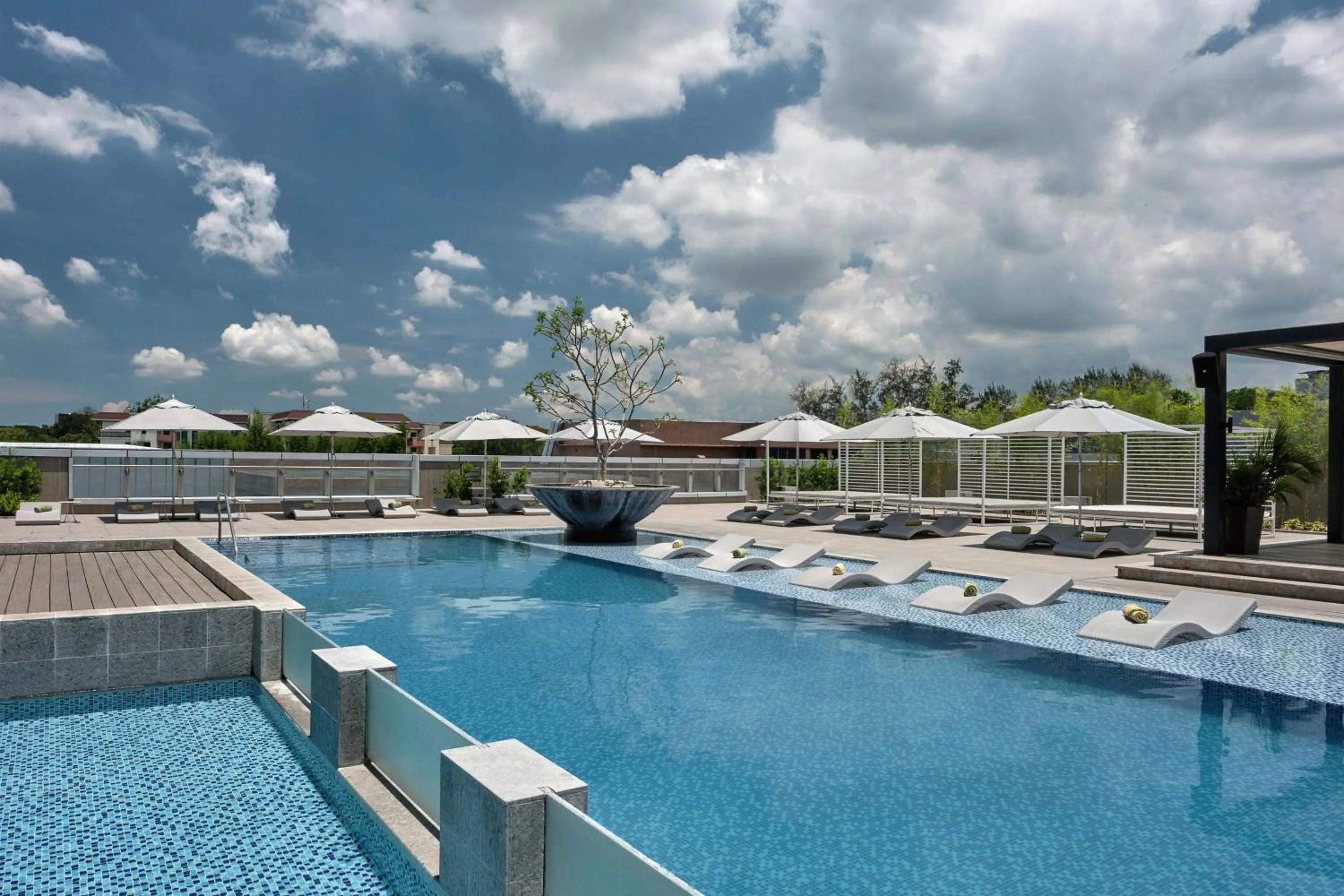 Swimming pool in Clark Marriott Hotel