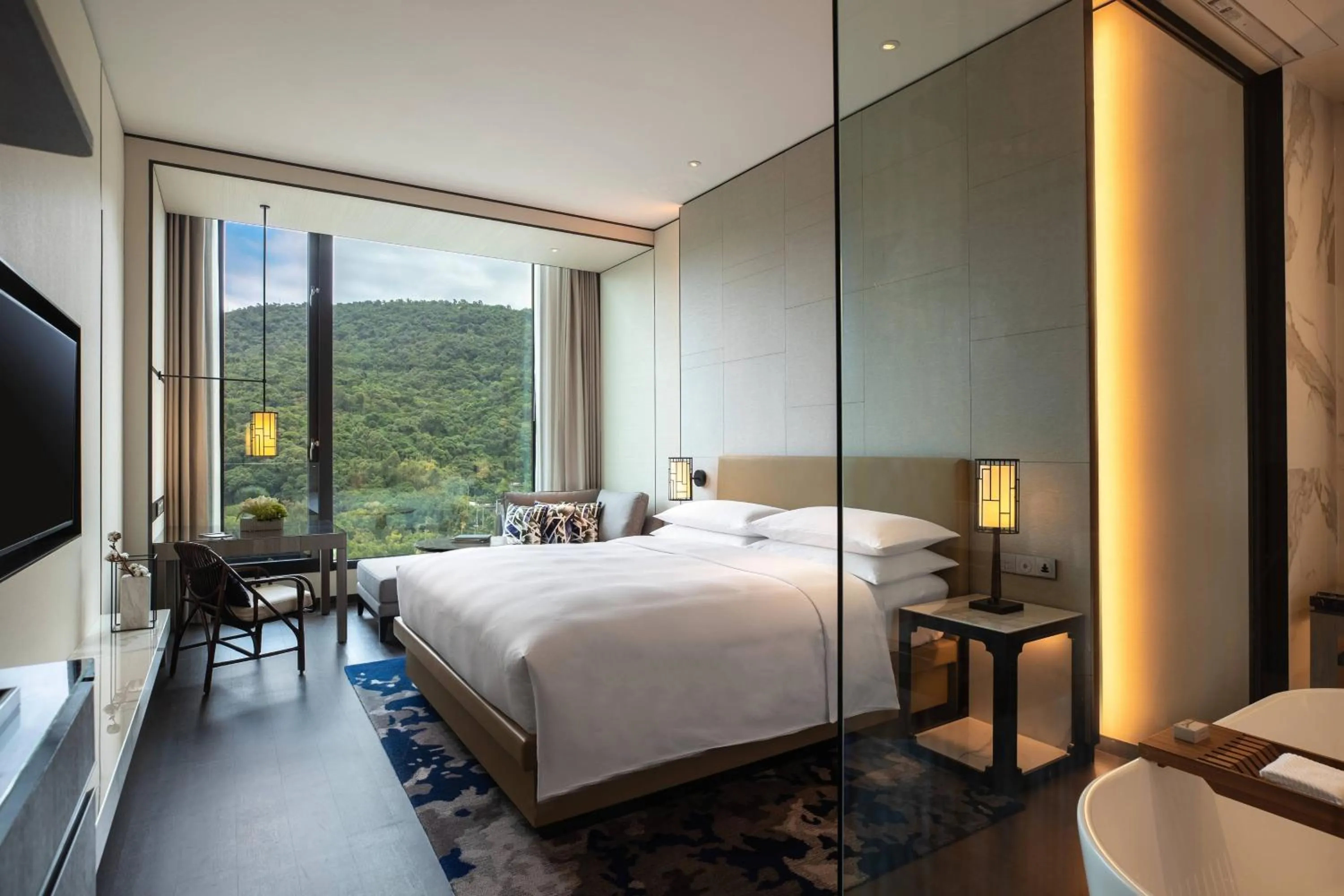 Photo of the whole room, Bed in Renaissance Taipei Shihlin Hotel