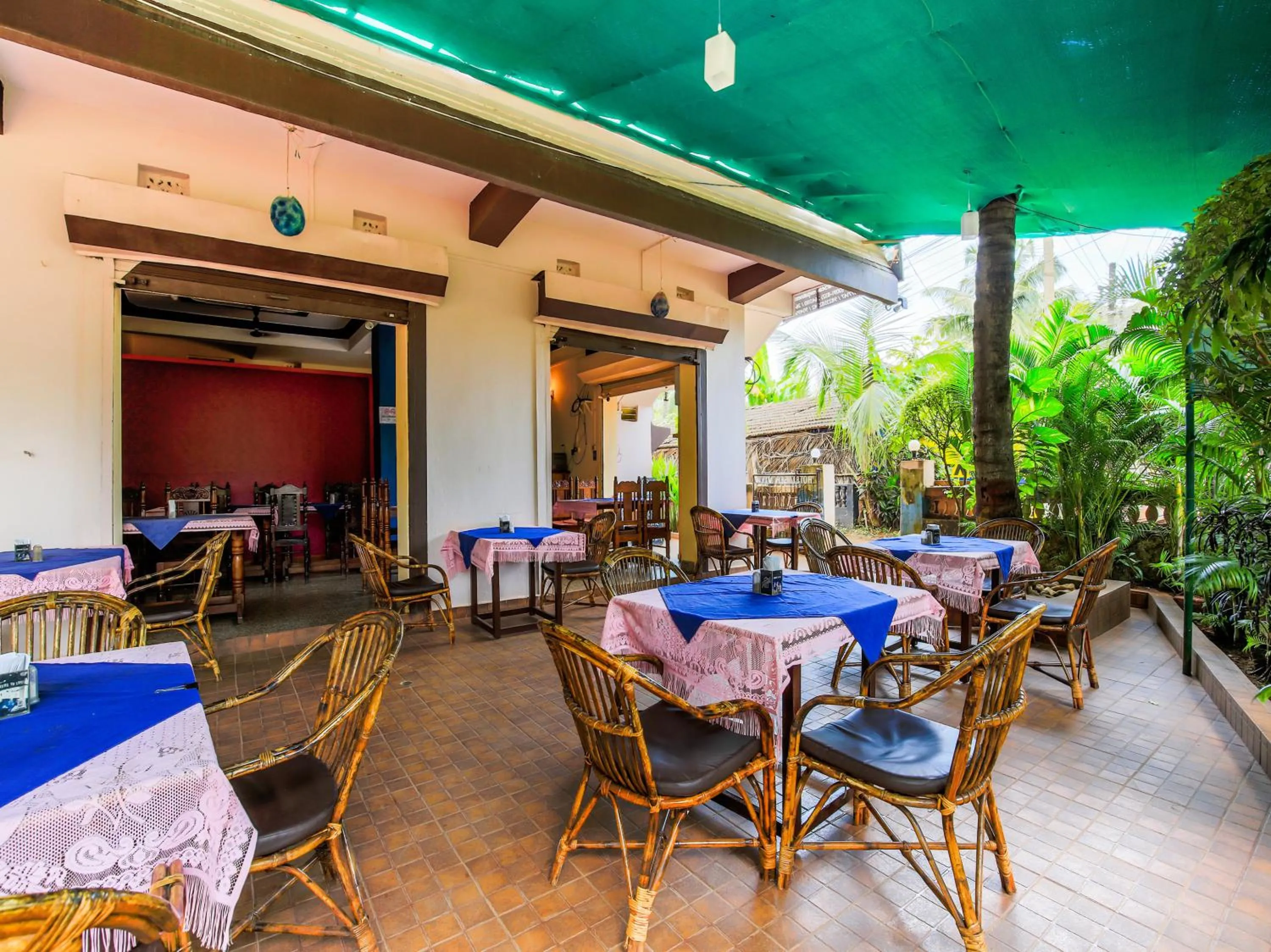 Restaurant/places to eat in Sea View Resort