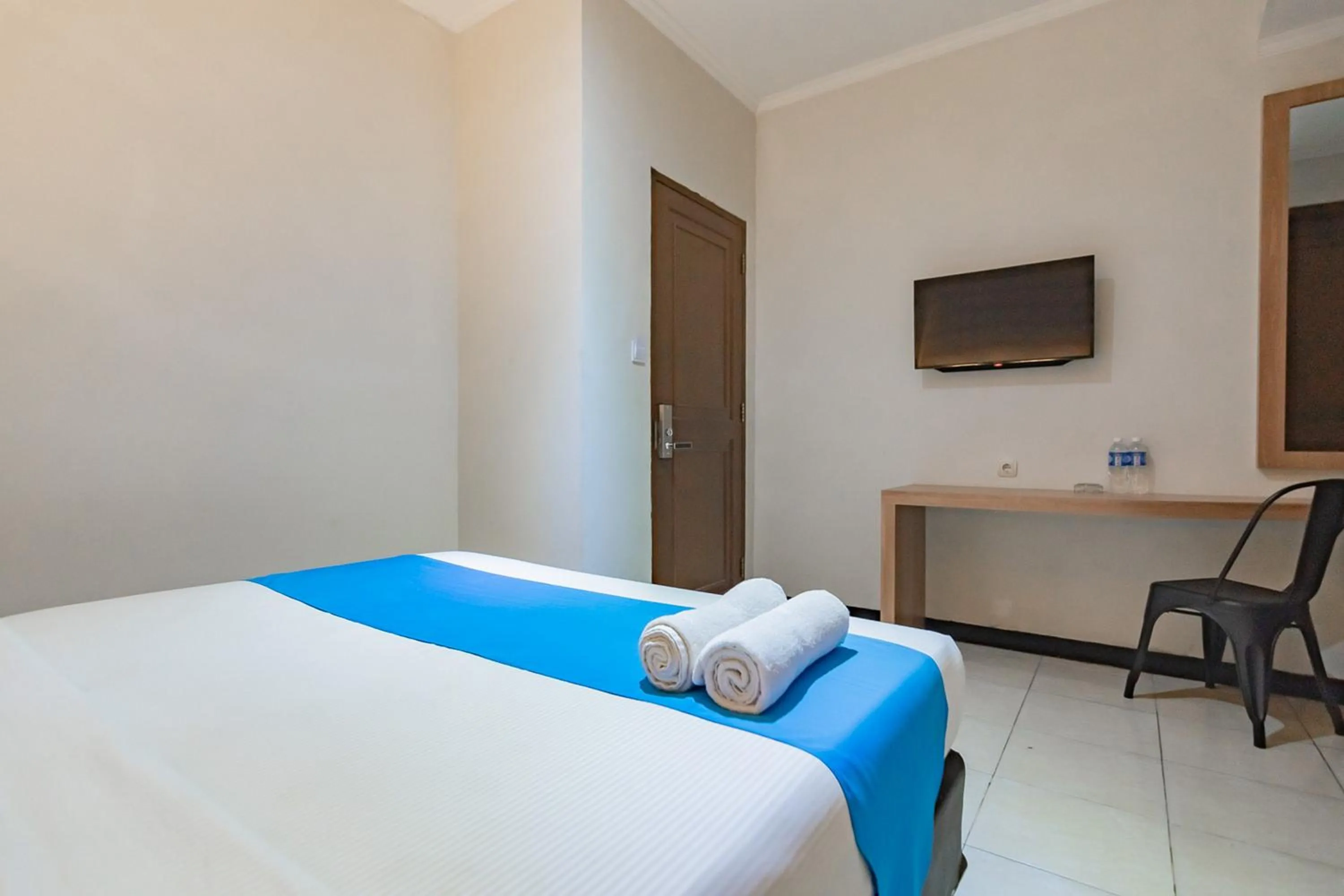 Bed in Cihampelas Hotel 2 Mitra RedDoorz