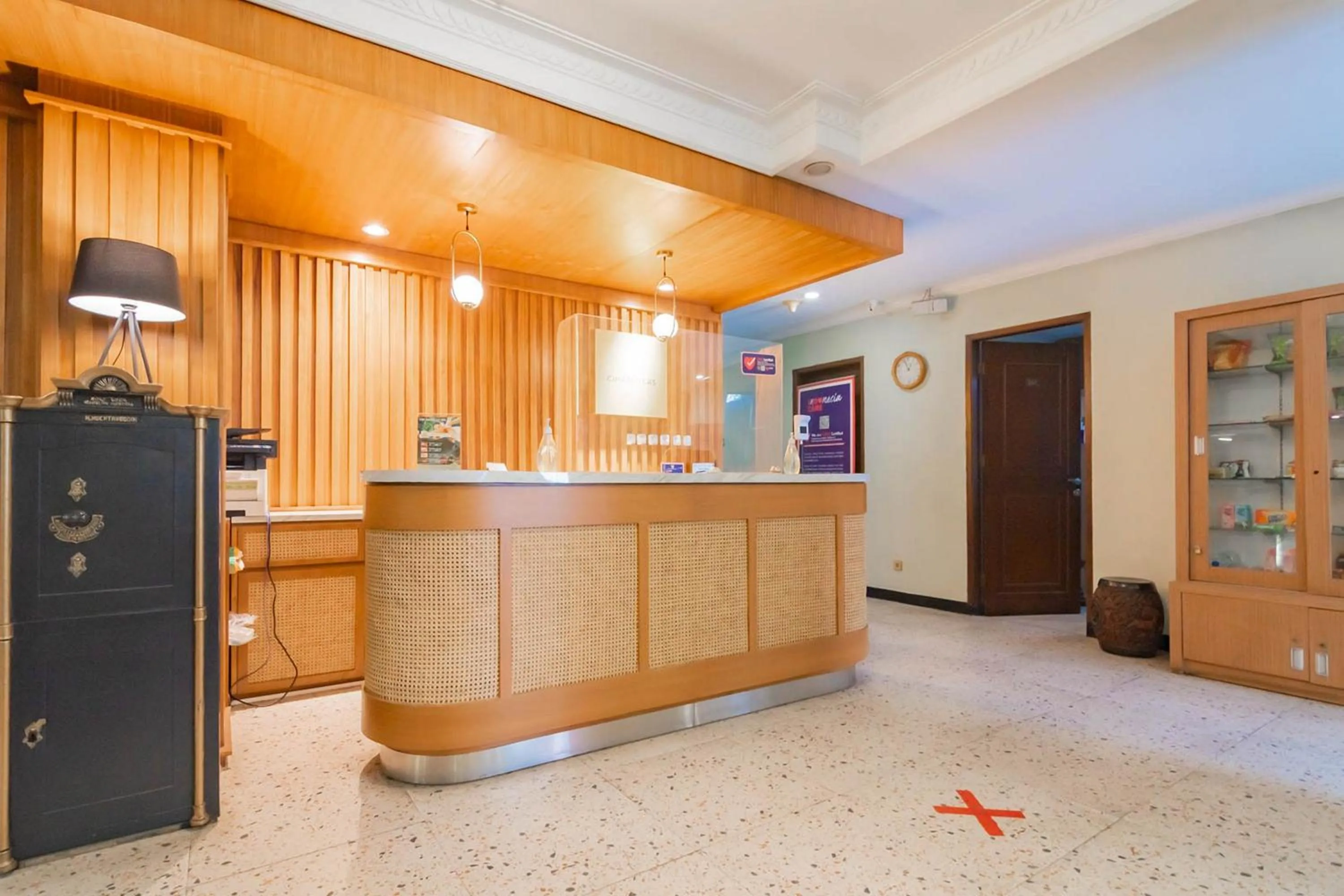 Staff in Cihampelas Hotel 2 Mitra RedDoorz