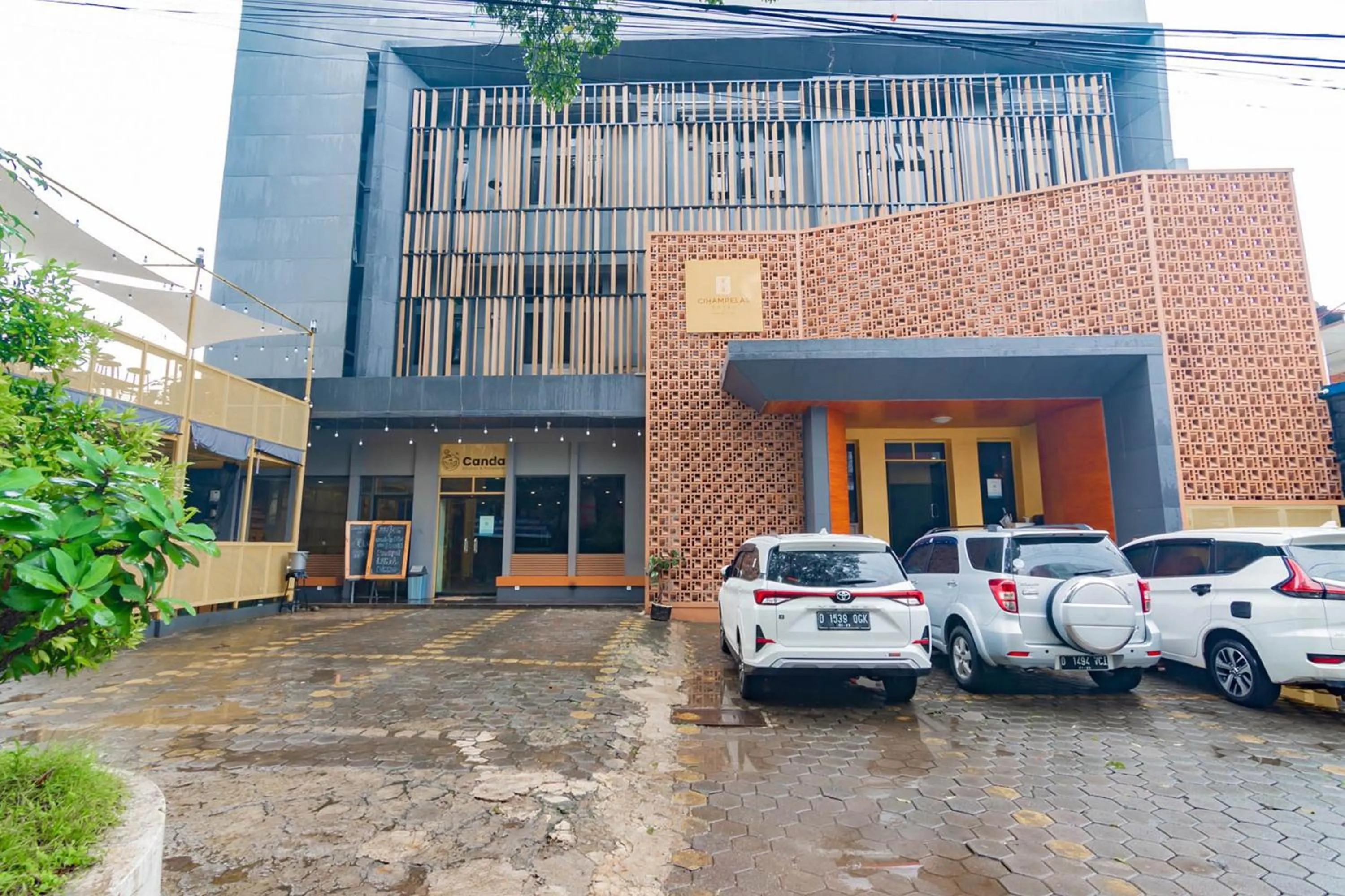 Property building in Cihampelas Hotel 2 Mitra RedDoorz