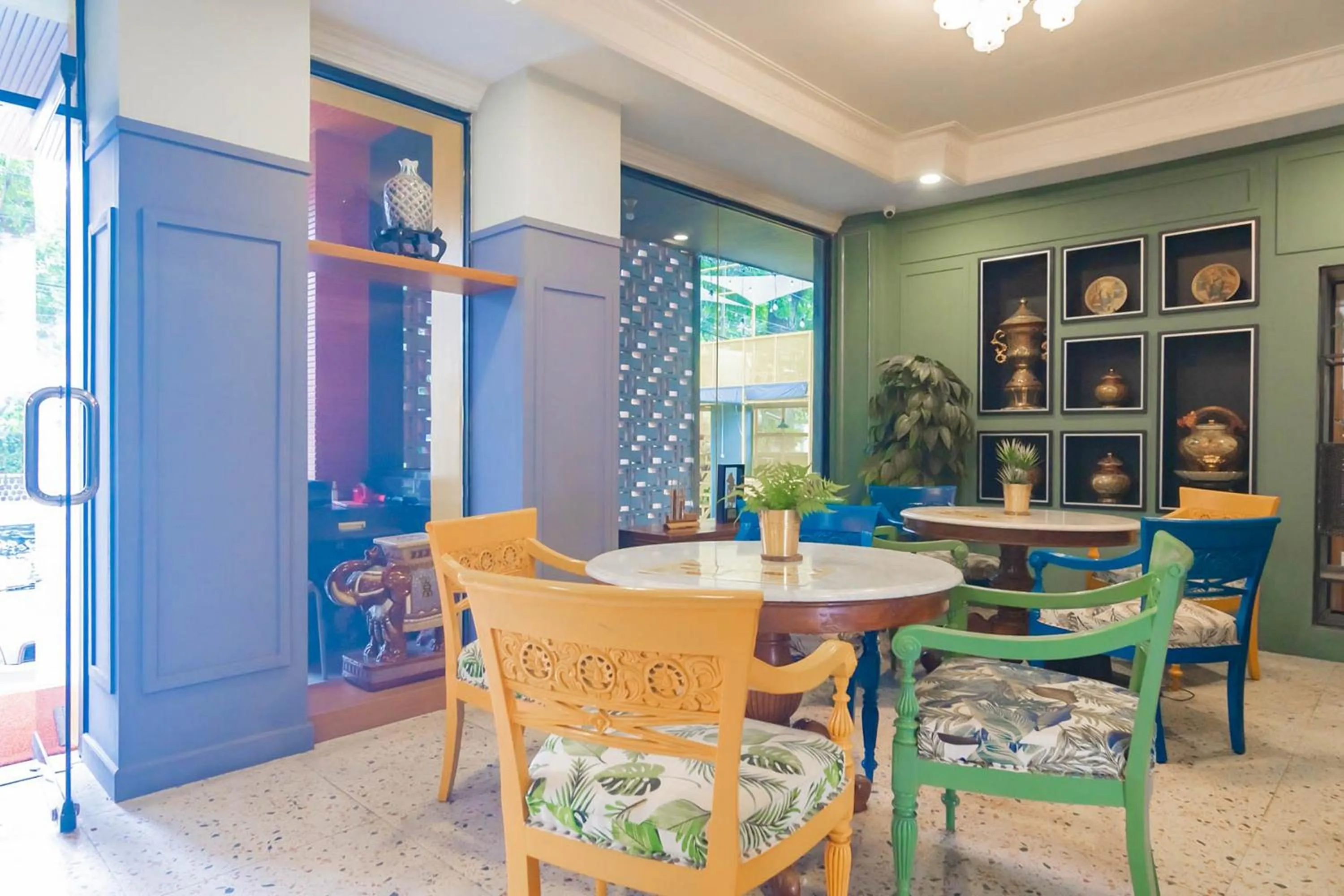 Seating area in Cihampelas Hotel 2 Mitra RedDoorz