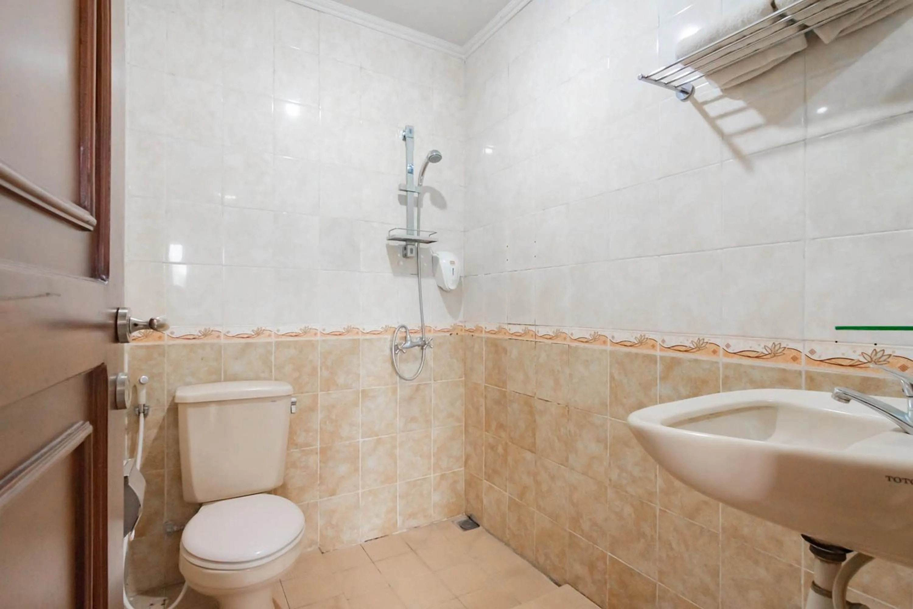 Bathroom in Cihampelas Hotel 2 Mitra RedDoorz