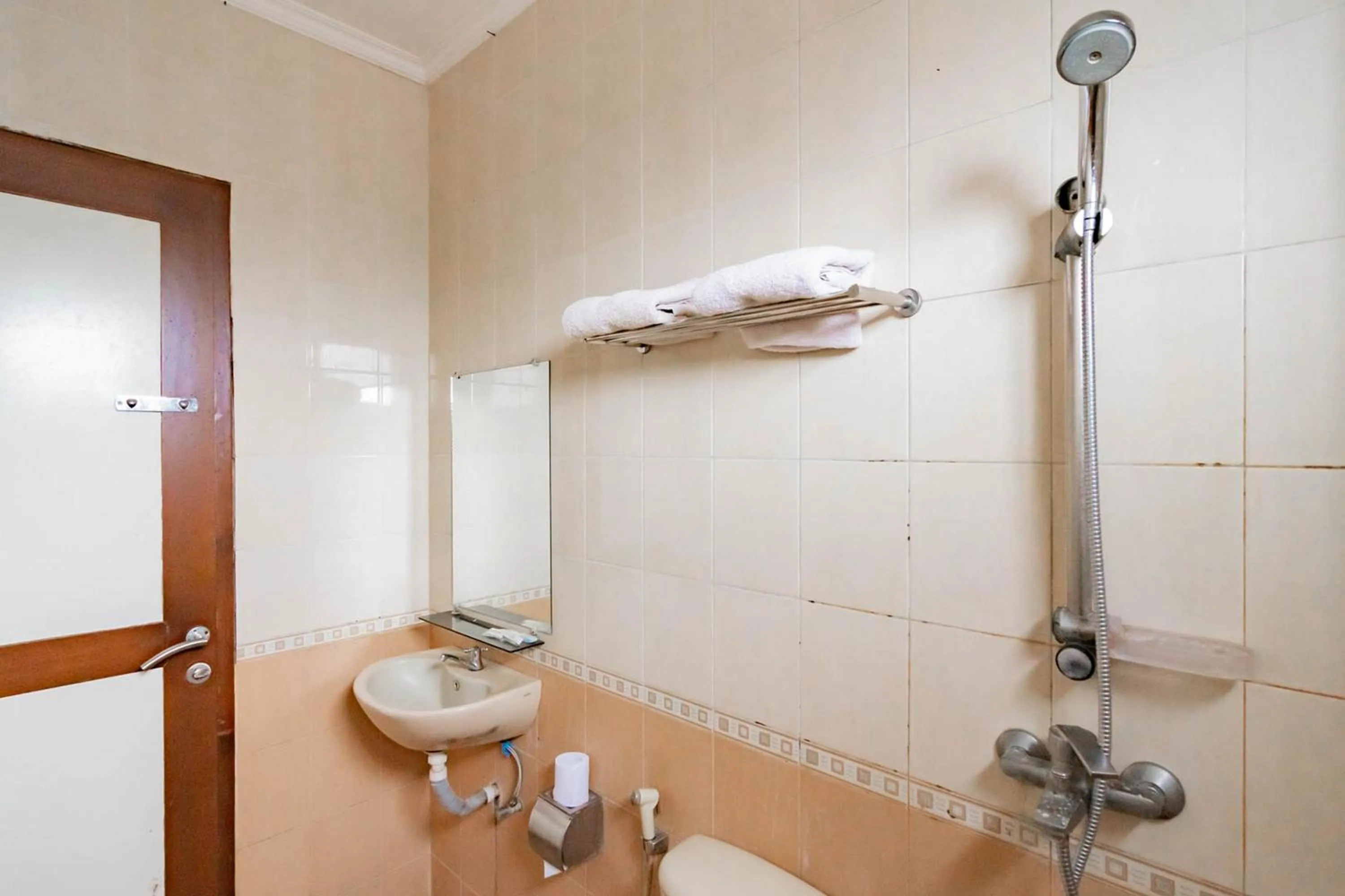 Bathroom in Cihampelas Hotel 2 Mitra RedDoorz