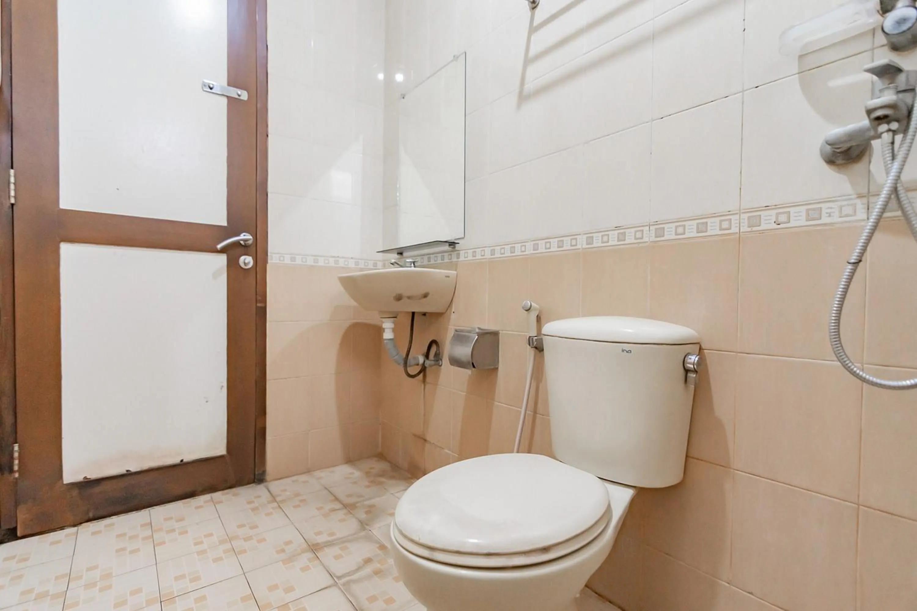 Bathroom in Cihampelas Hotel 2 Mitra RedDoorz