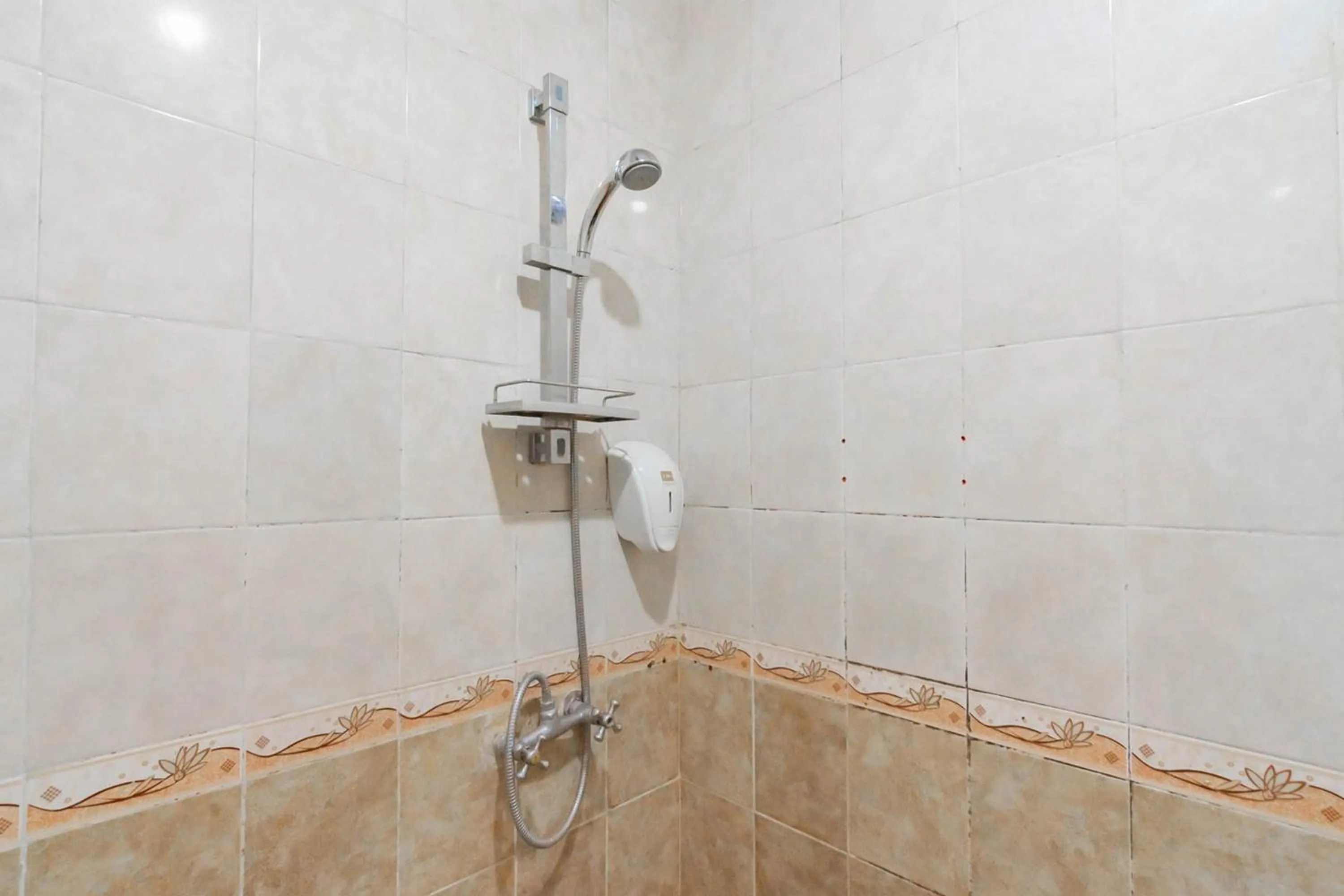 Bathroom in Cihampelas Hotel 2 Mitra RedDoorz