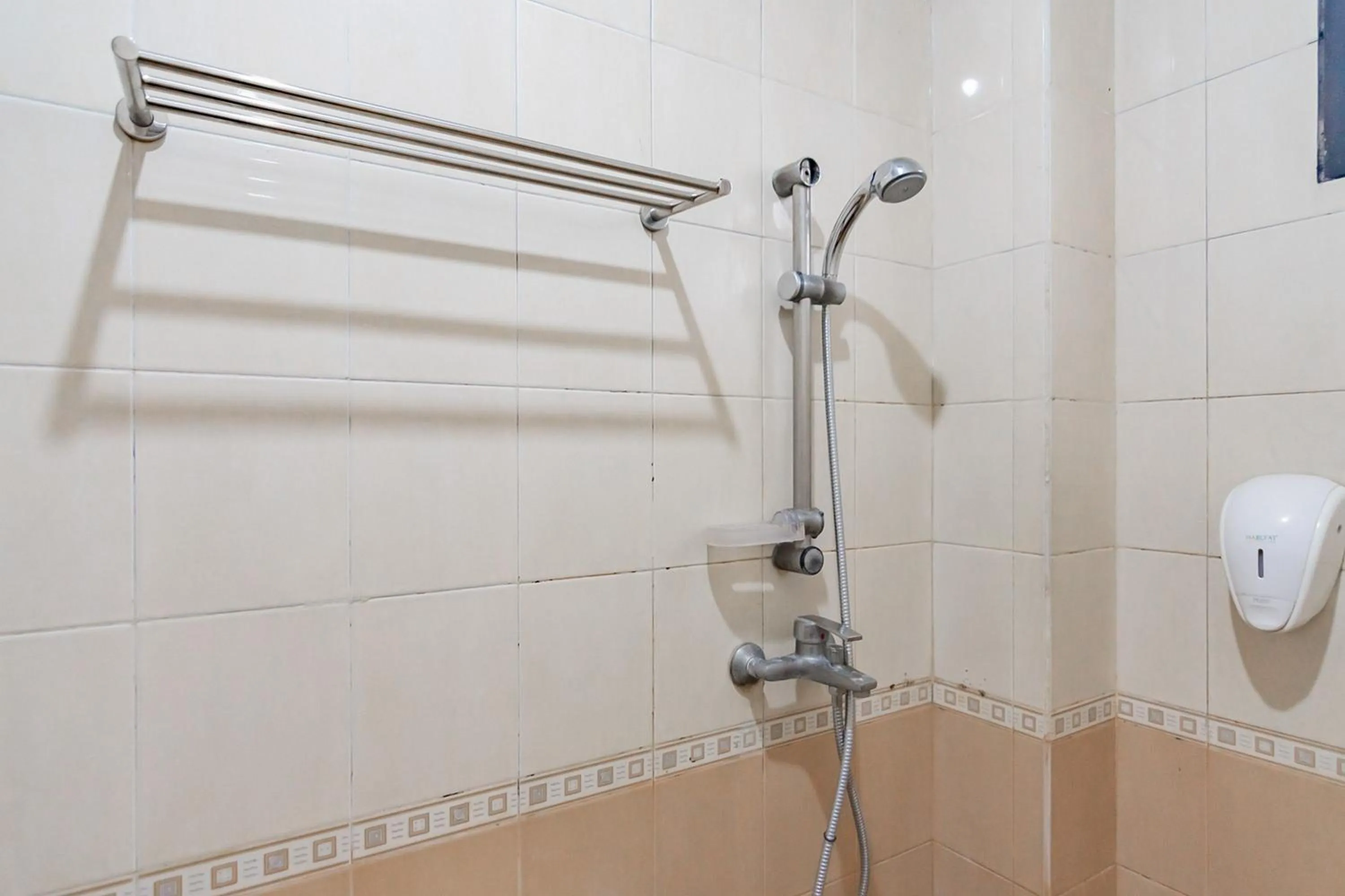 Bathroom in Cihampelas Hotel 2 Mitra RedDoorz