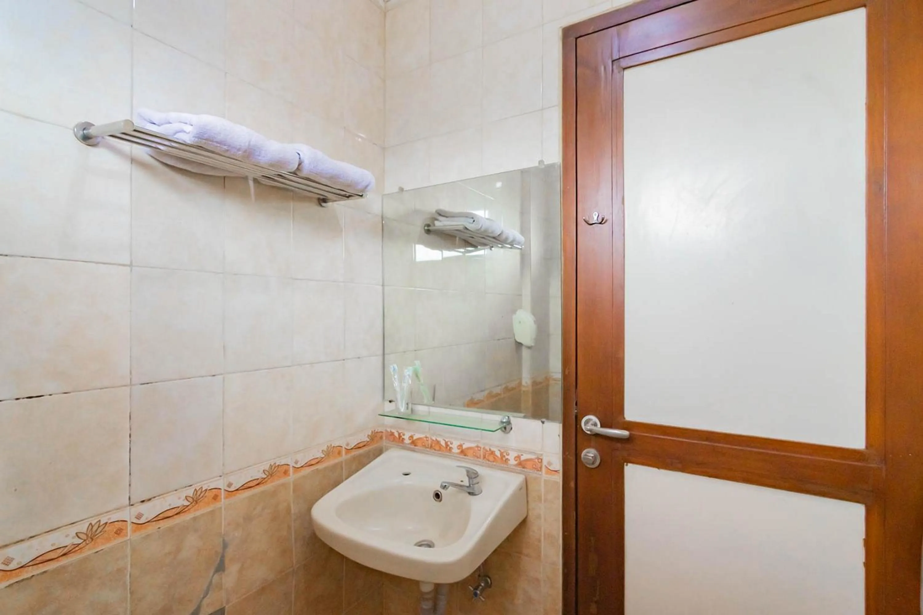 Bathroom in Cihampelas Hotel 2 Mitra RedDoorz