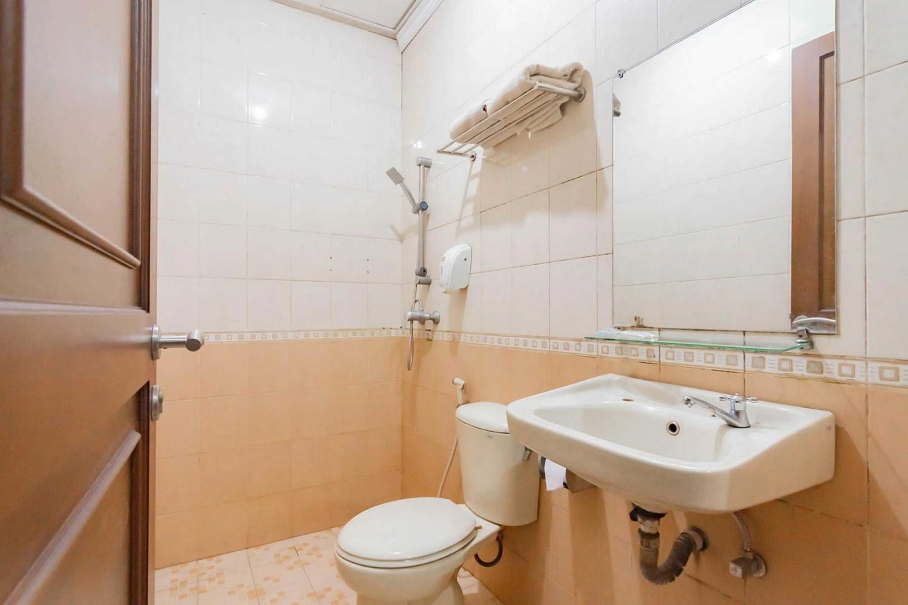 Bathroom in Cihampelas Hotel 2 Mitra RedDoorz