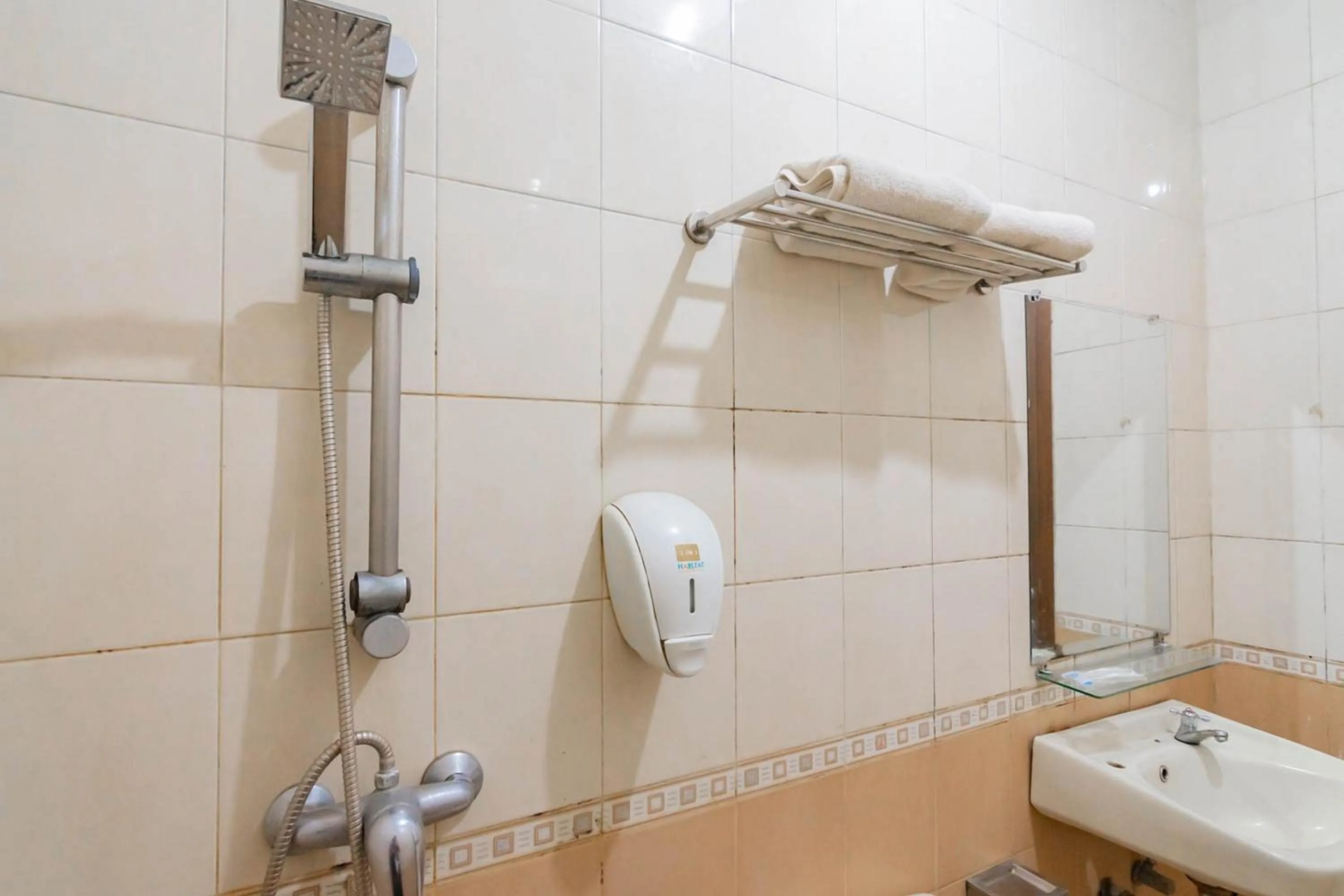 Bathroom in Cihampelas Hotel 2 Mitra RedDoorz