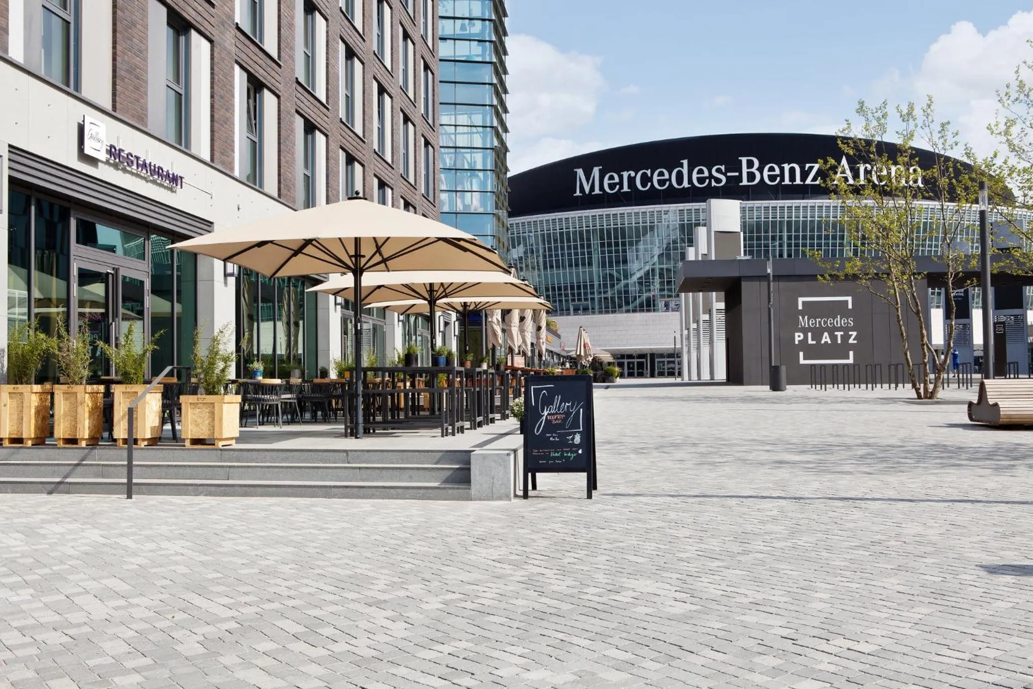 Property building in Hotel Indigo Berlin - East Side Gallery