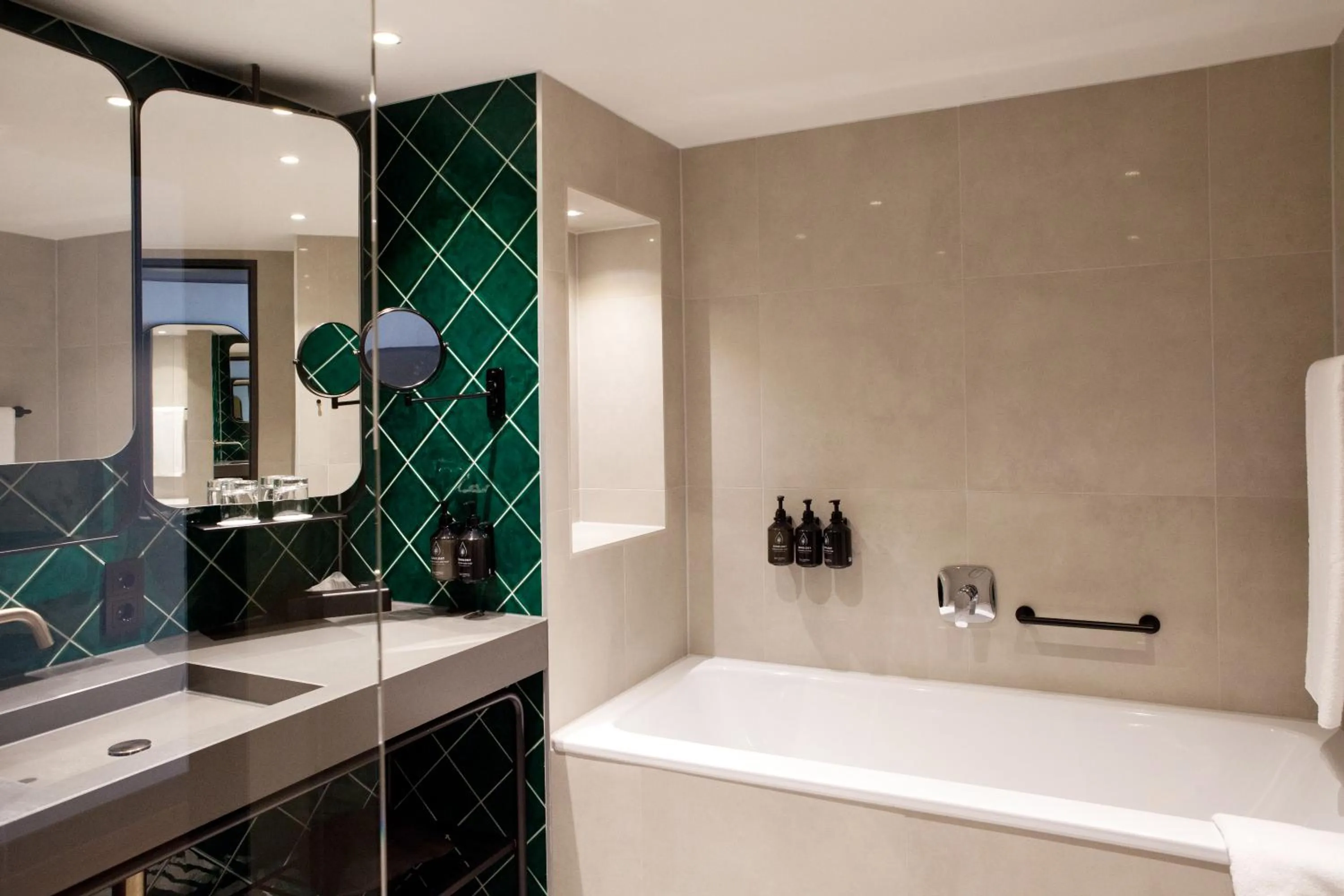 Shower in Hotel Indigo Berlin - East Side Gallery