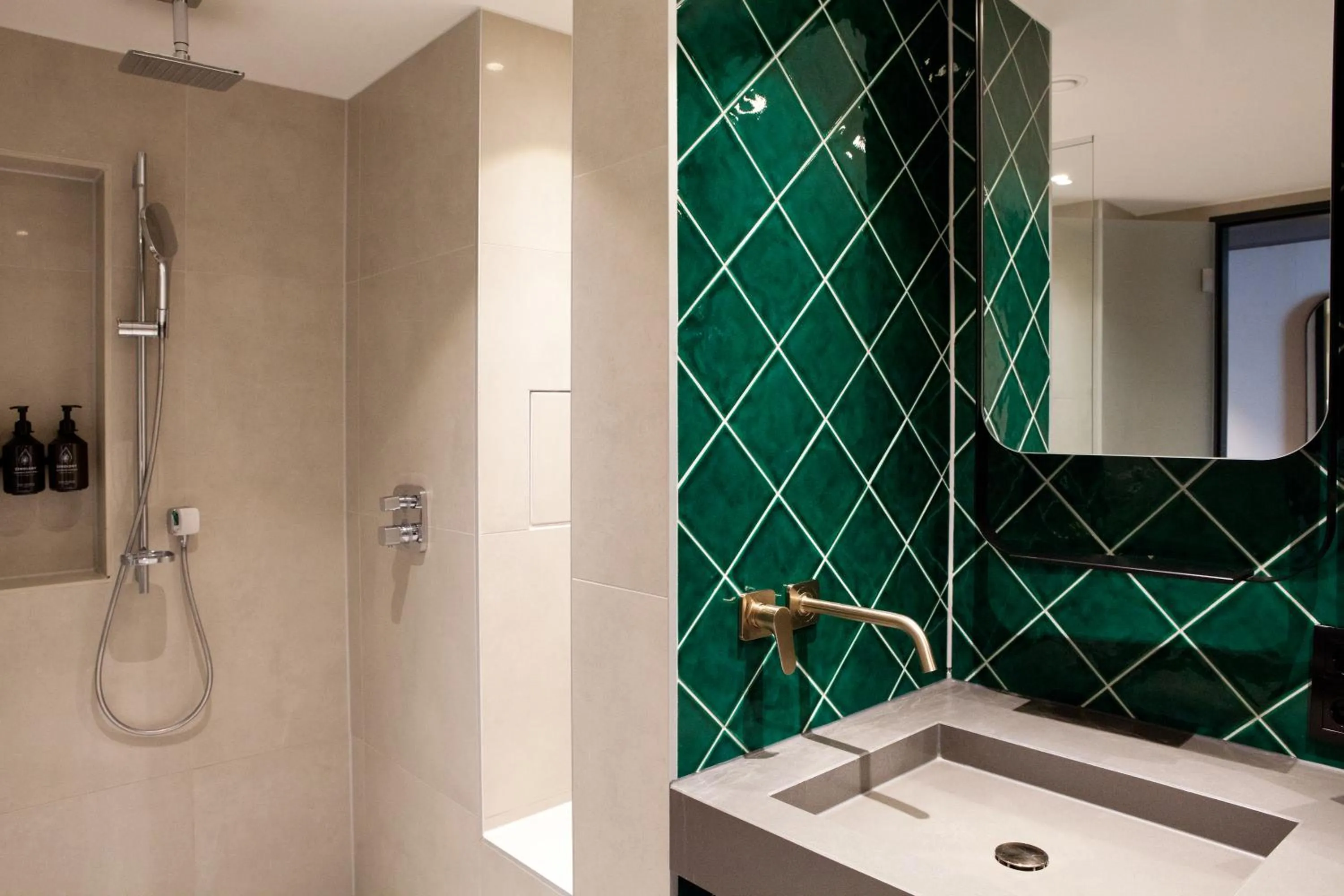 Shower in Hotel Indigo Berlin - East Side Gallery