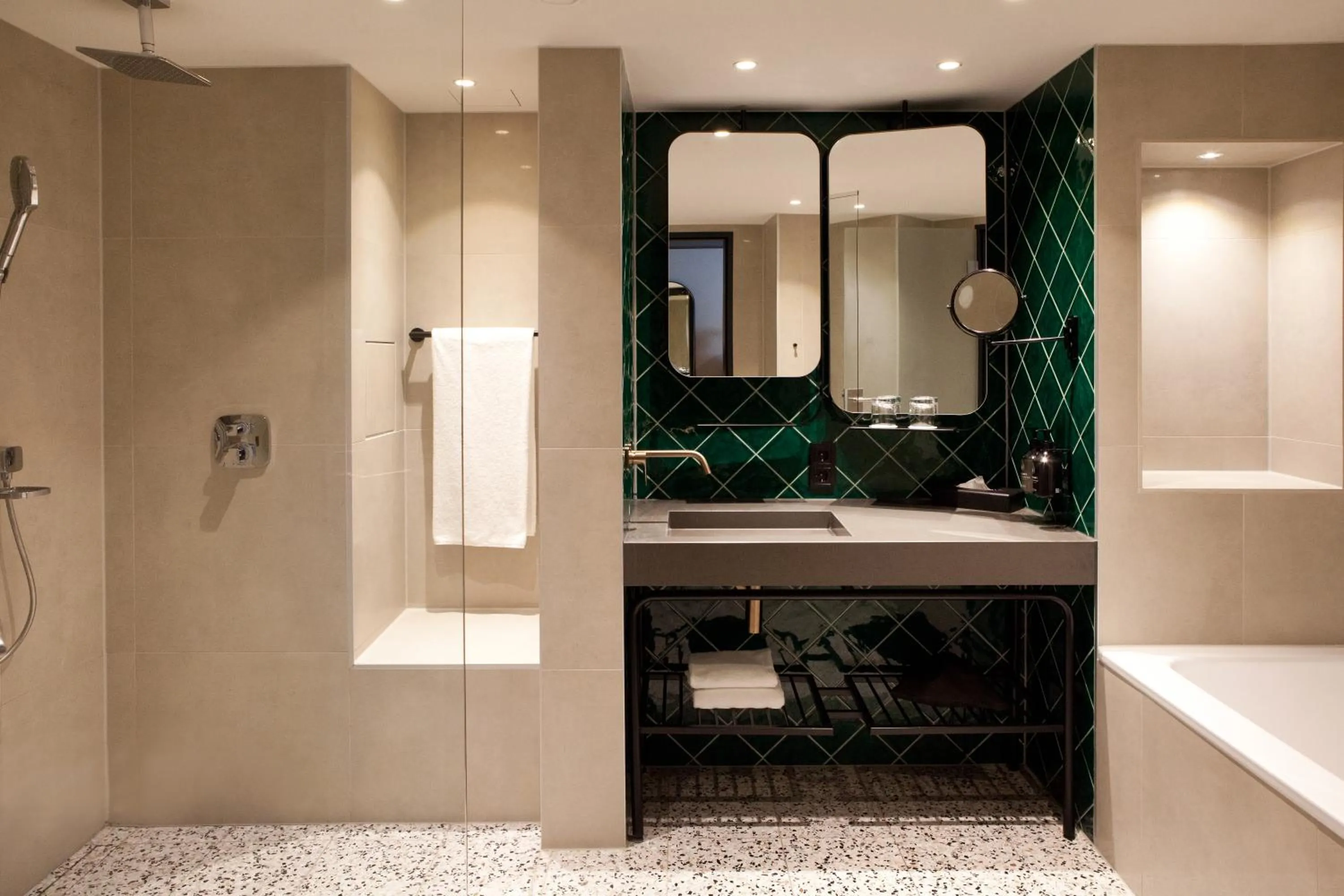 Shower in Hotel Indigo Berlin - East Side Gallery