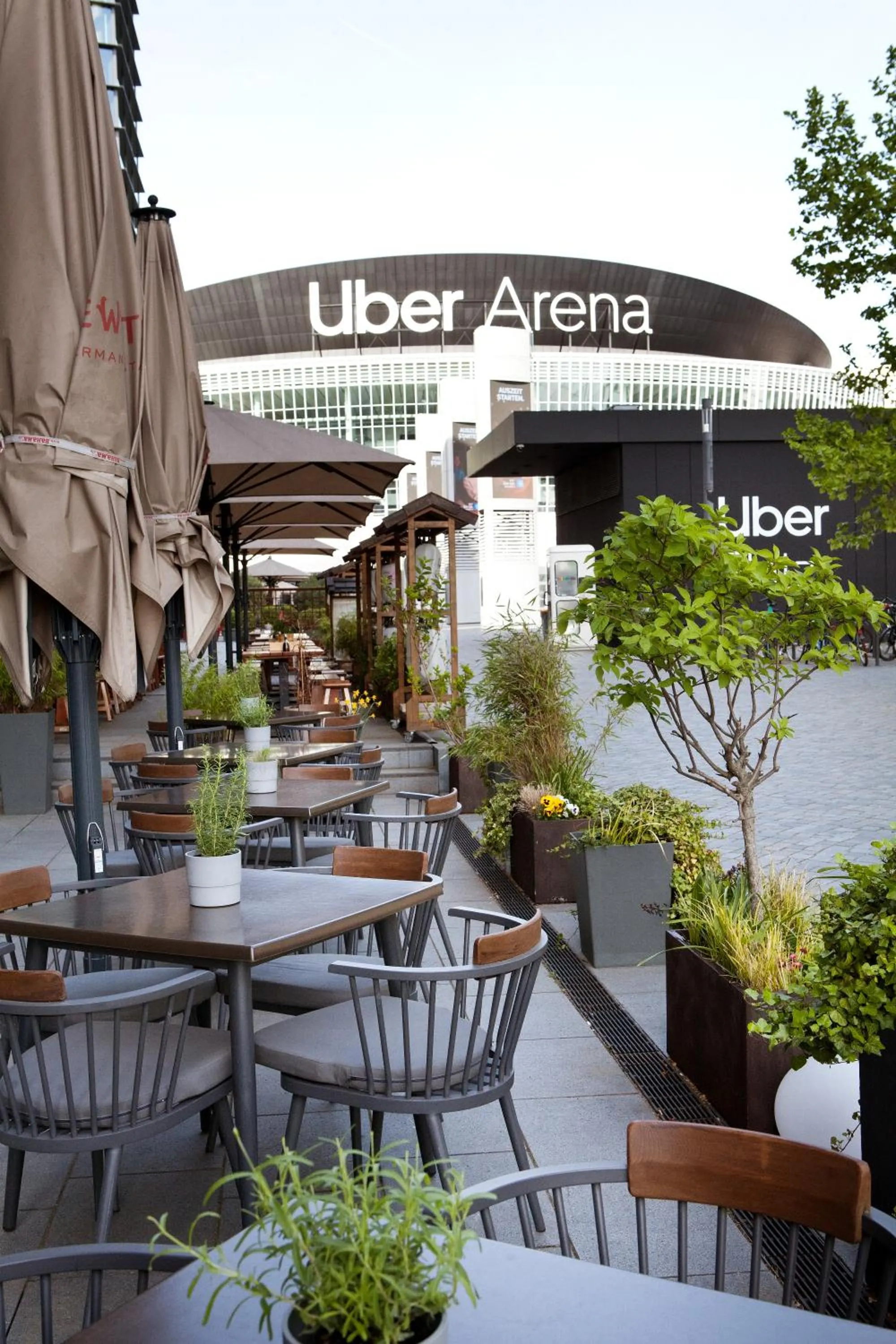 Property building in Hotel Indigo Berlin - East Side Gallery