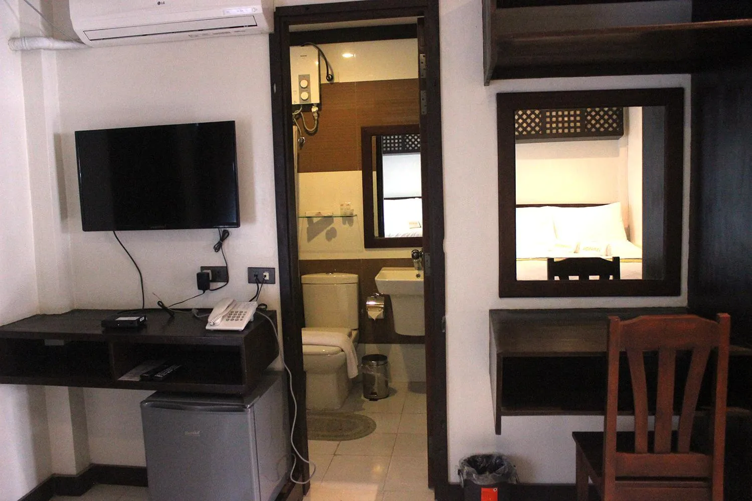 TV/Entertainment Center in Veranda Suites and Restaurant