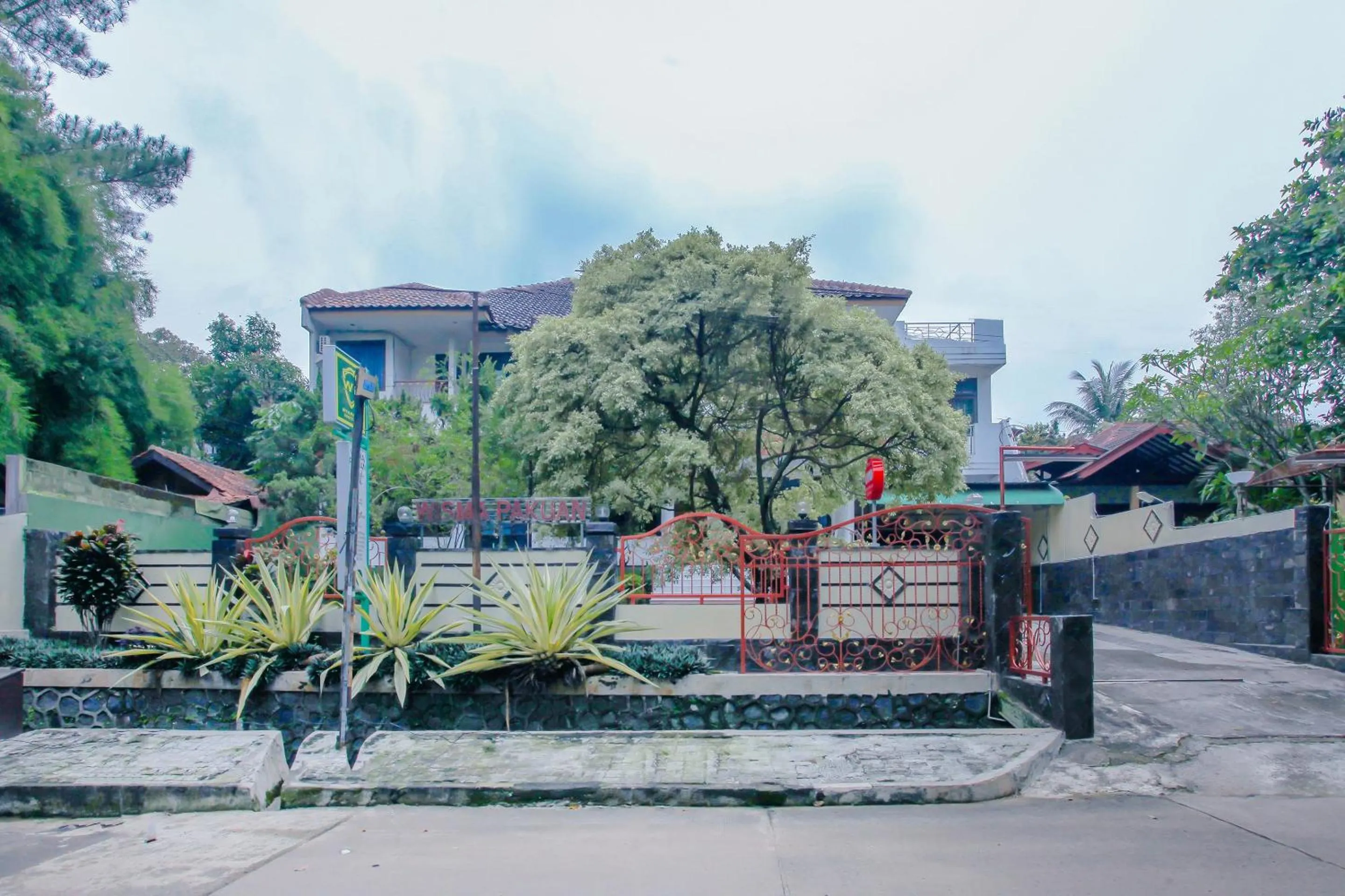 Facade/entrance in OYO Life 90091 Wisma Pakuan Syariah