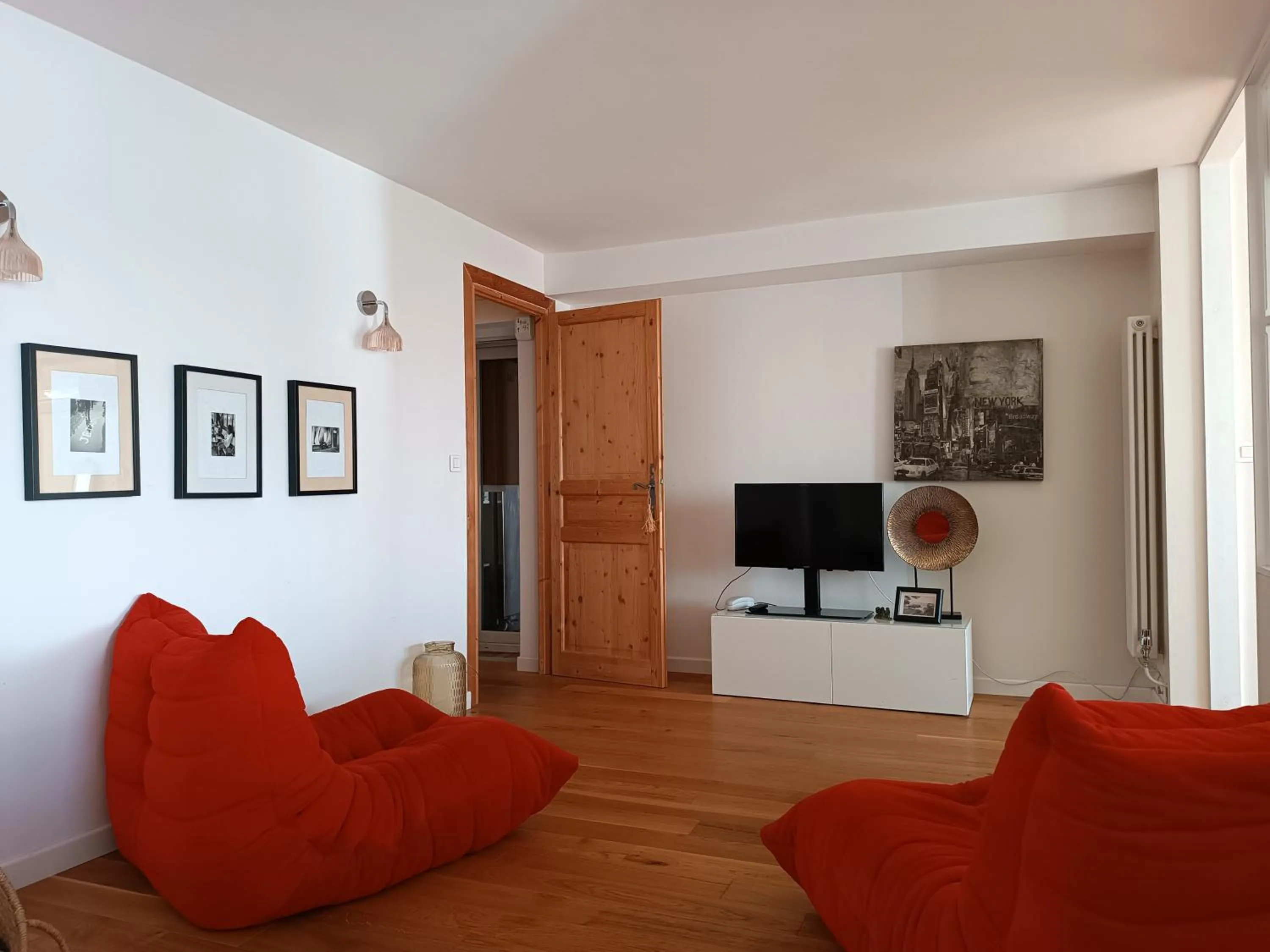 Communal lounge/ TV room in Les Galets Hôtel et B&B