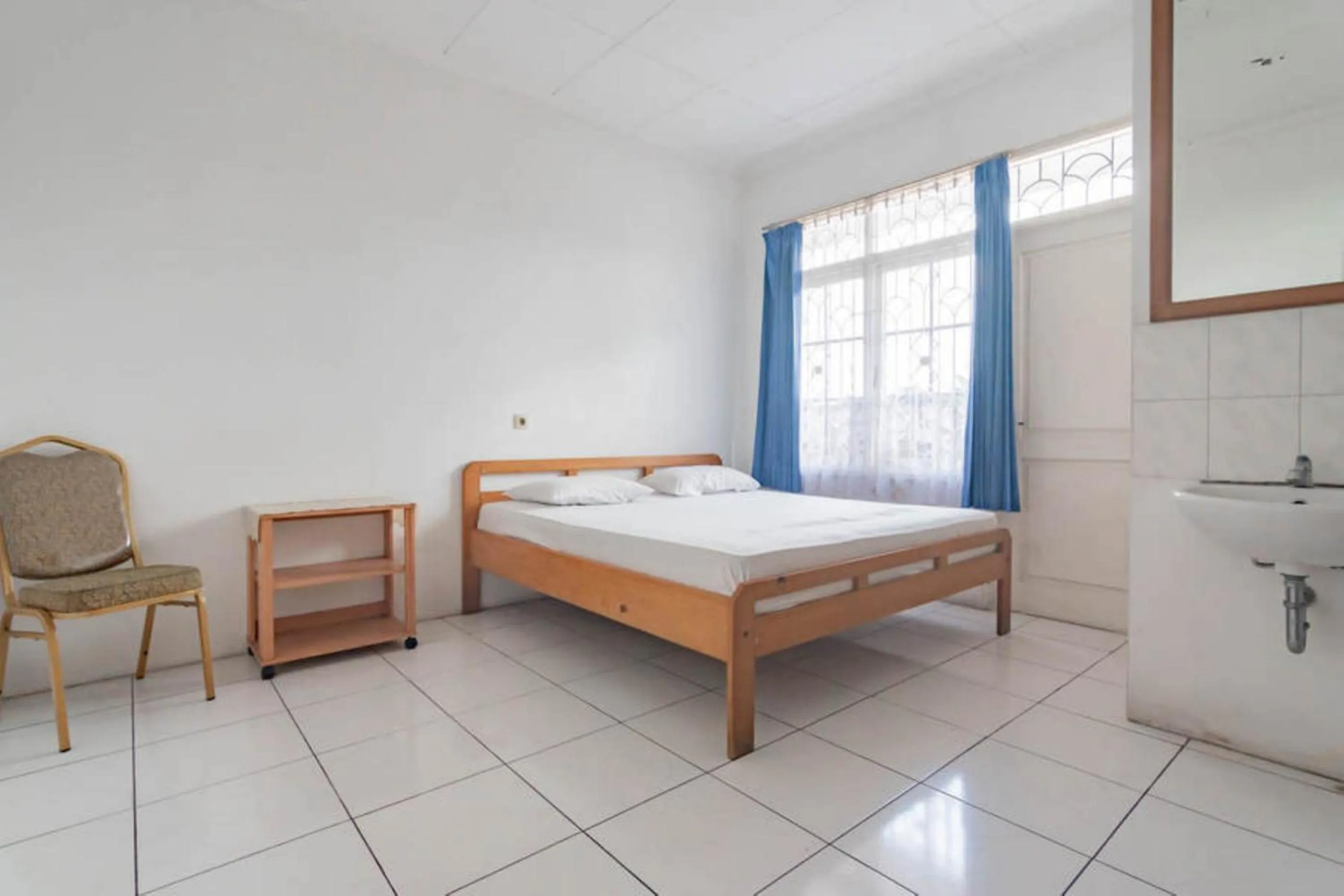 Bedroom, Bed in Pall Inn Puncak Mitra RedDoorz
