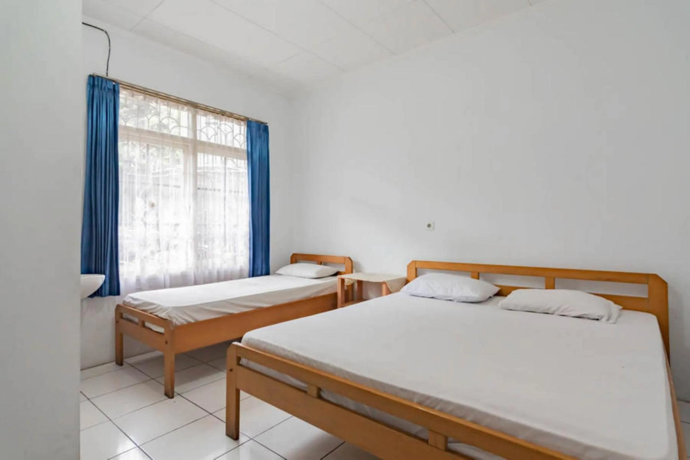 Bedroom, Bed in Pall Inn Puncak Mitra RedDoorz