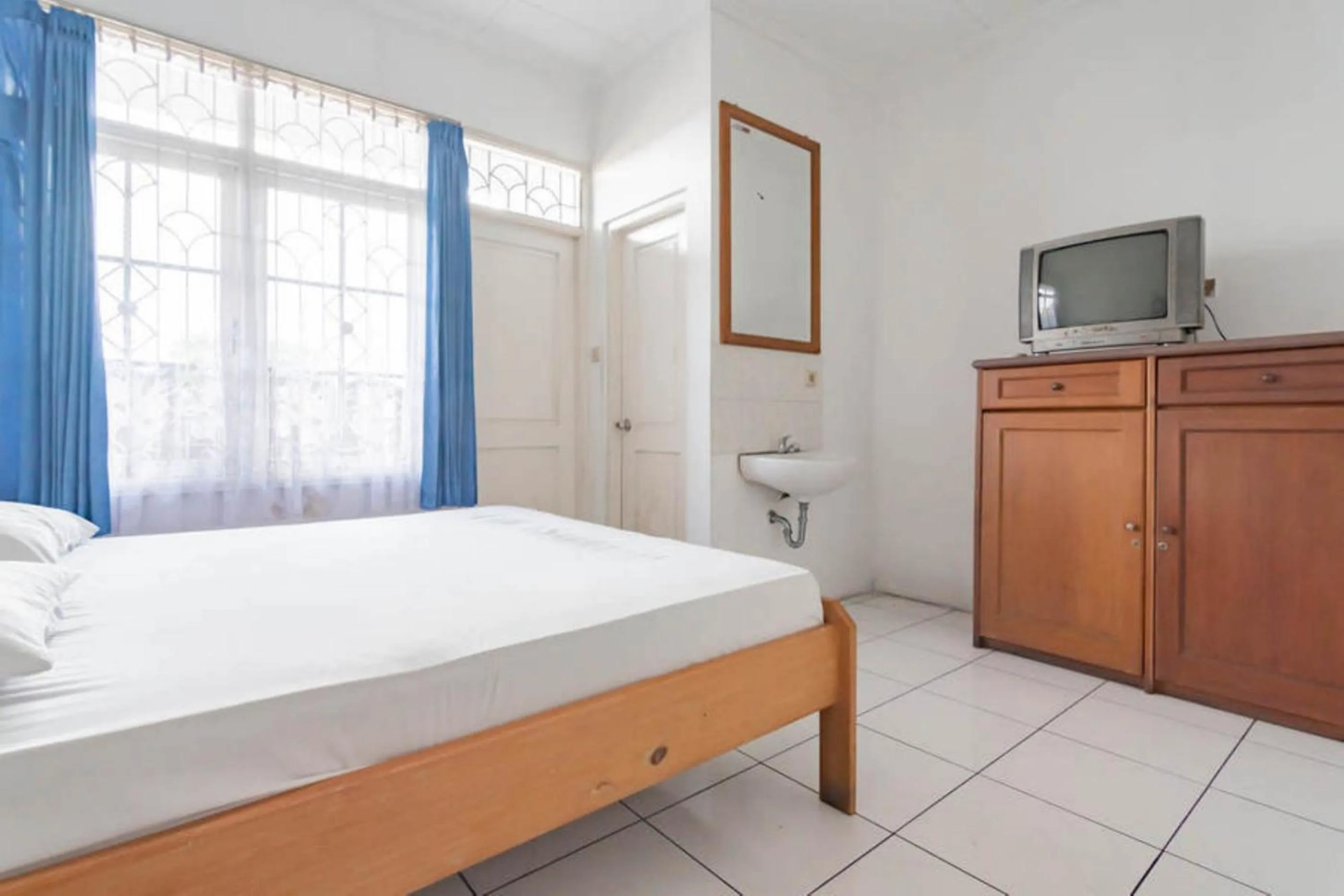 Bedroom, Bed in Pall Inn Puncak Mitra RedDoorz