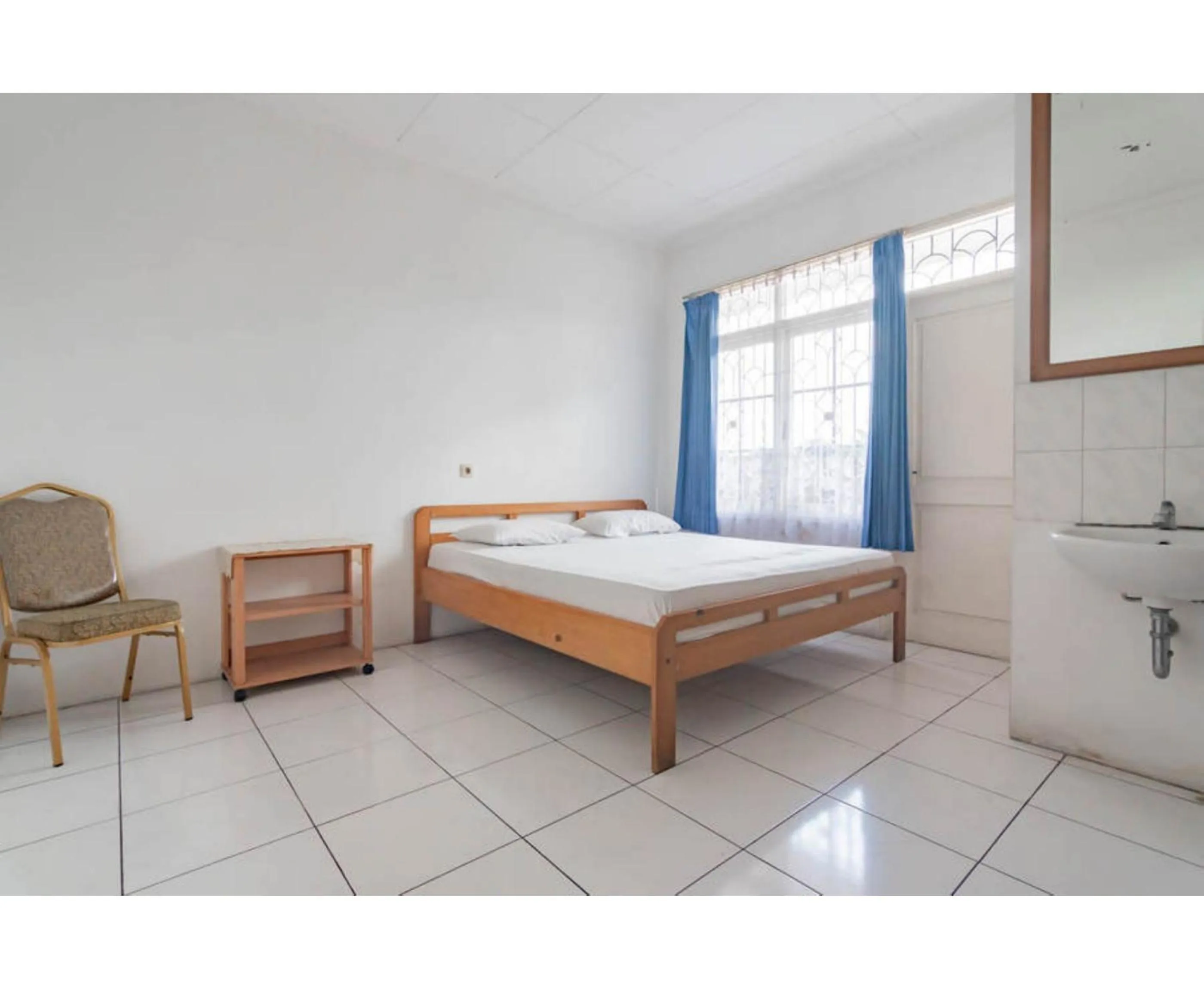Bedroom, Bed in Pall Inn Puncak Mitra RedDoorz