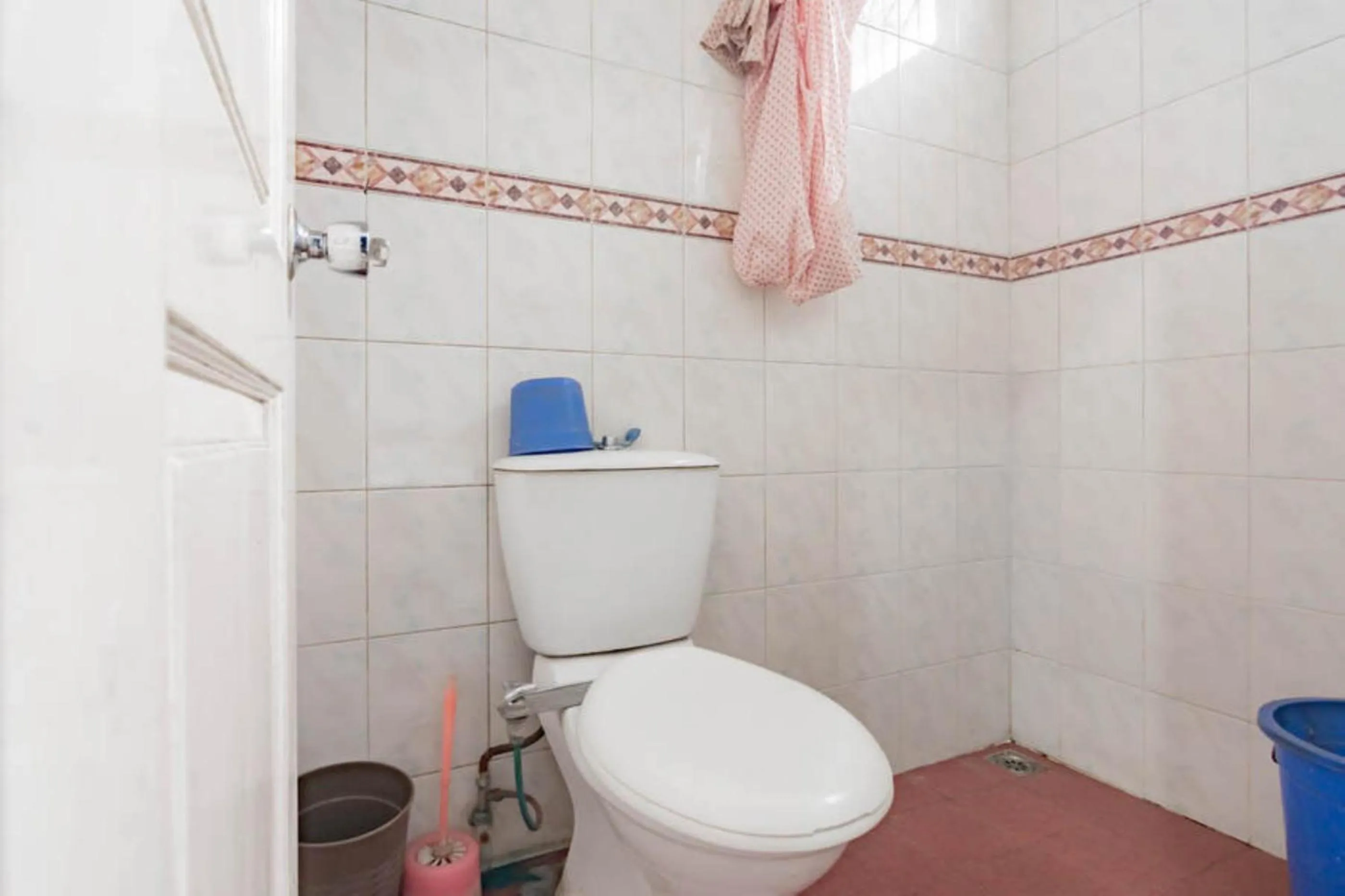 Bathroom in Pall Inn Puncak Mitra RedDoorz