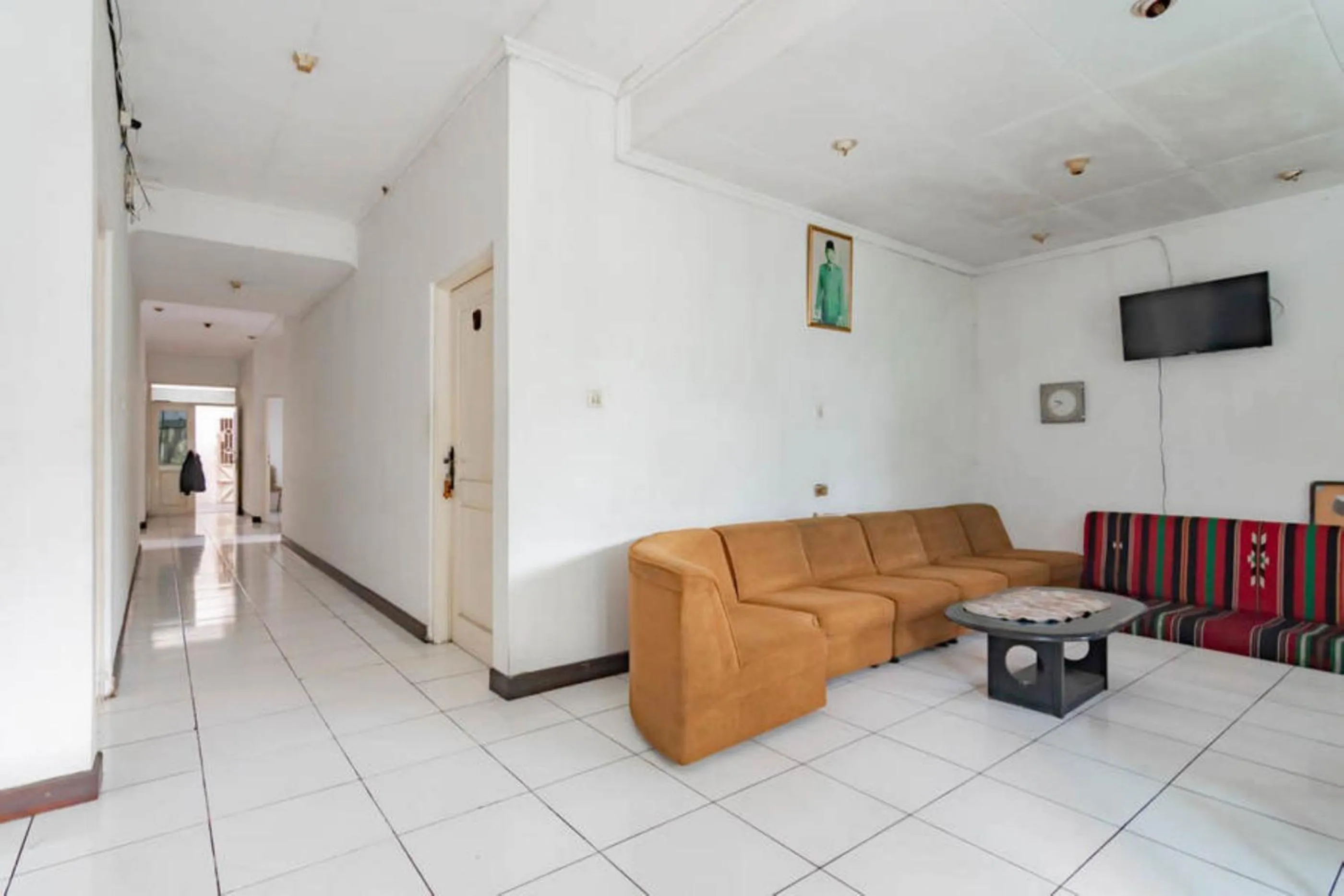 Seating area in Pall Inn Puncak Mitra RedDoorz