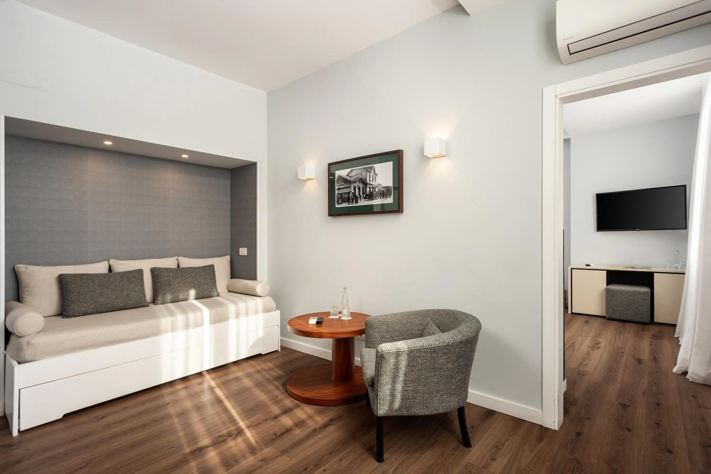 Living room, Bed in Hotel Baia