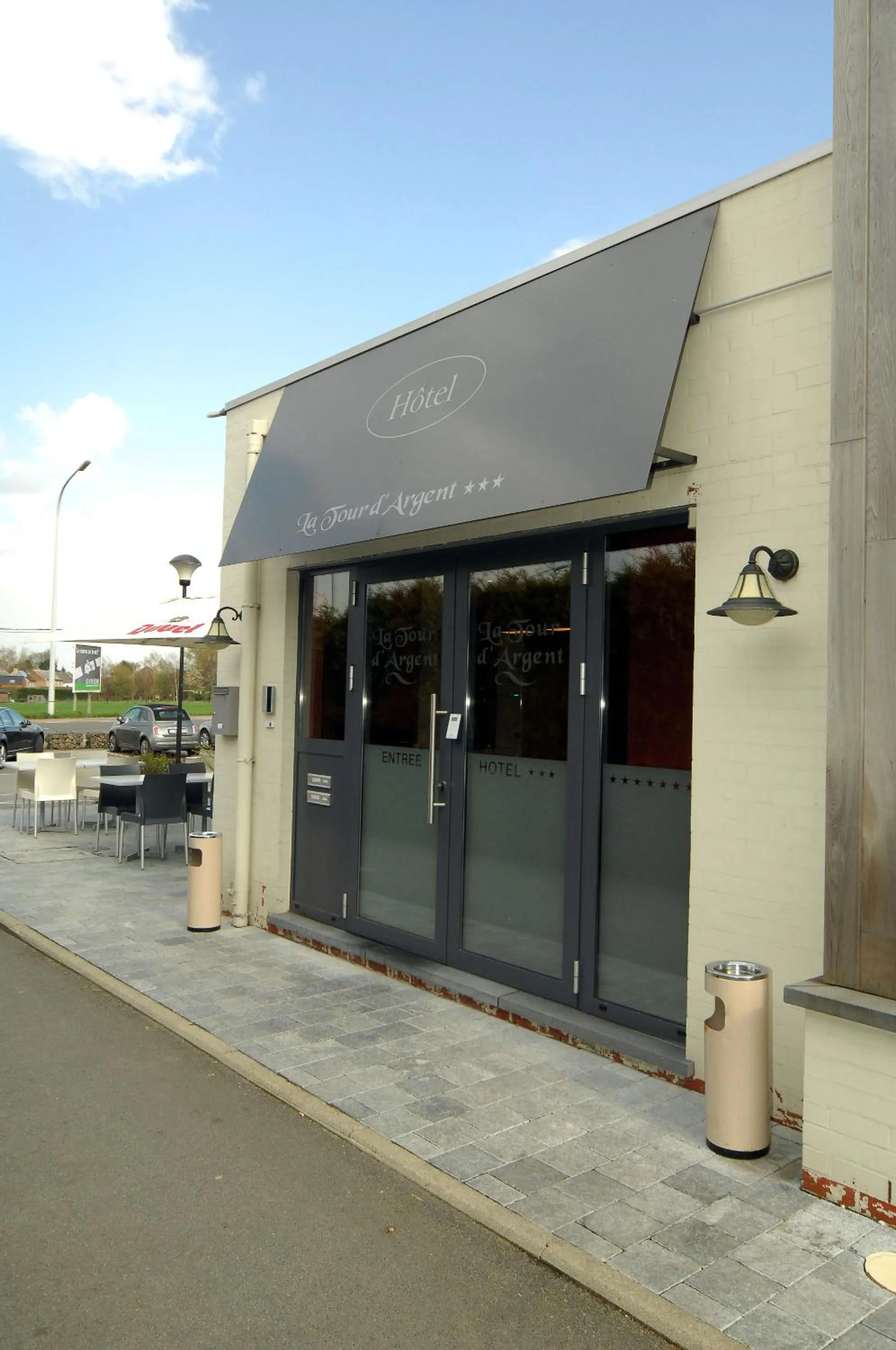 Facade/entrance in Hôtel Le Saint Loup