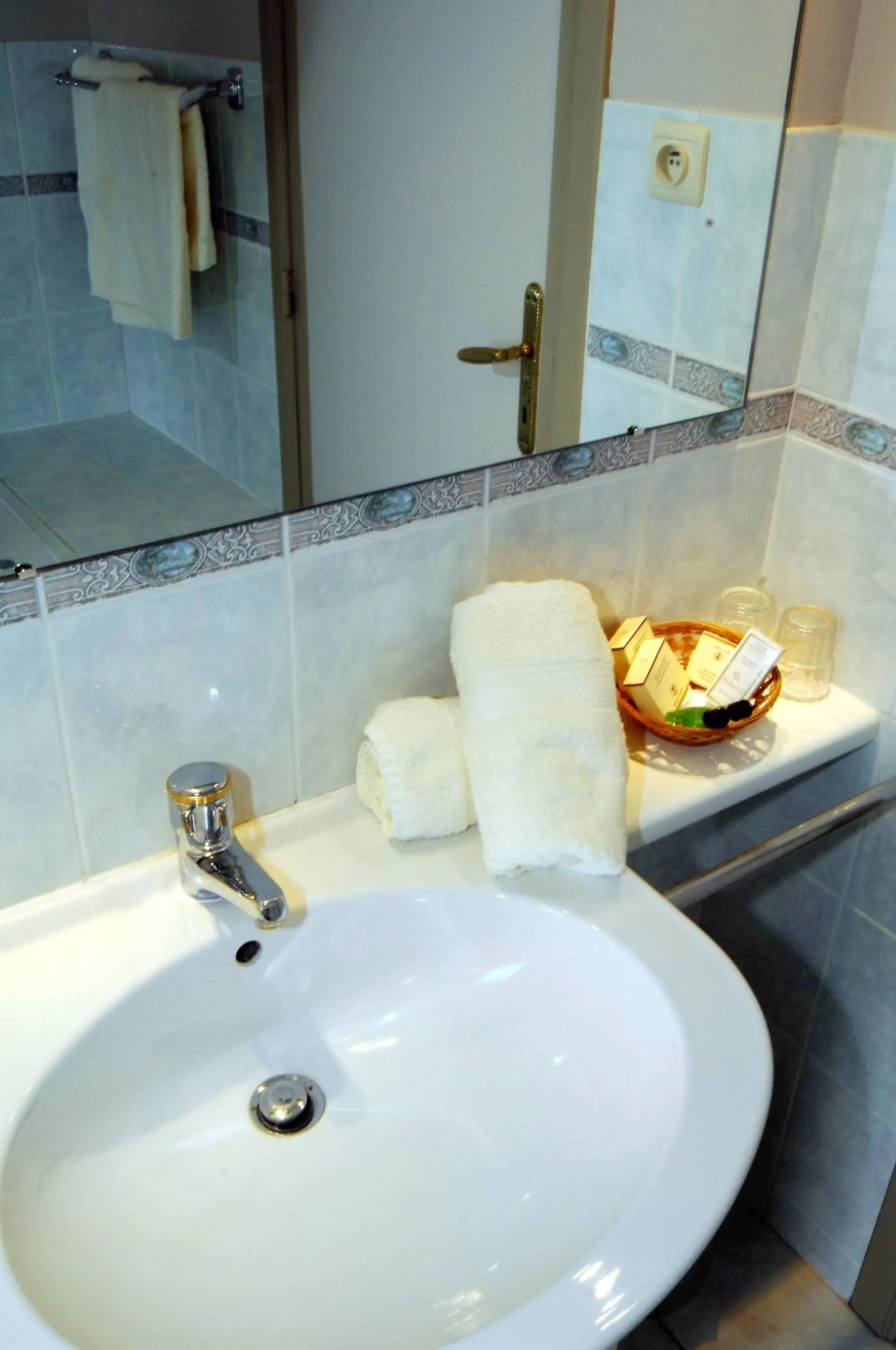 Bathroom in Hôtel Le Saint Loup