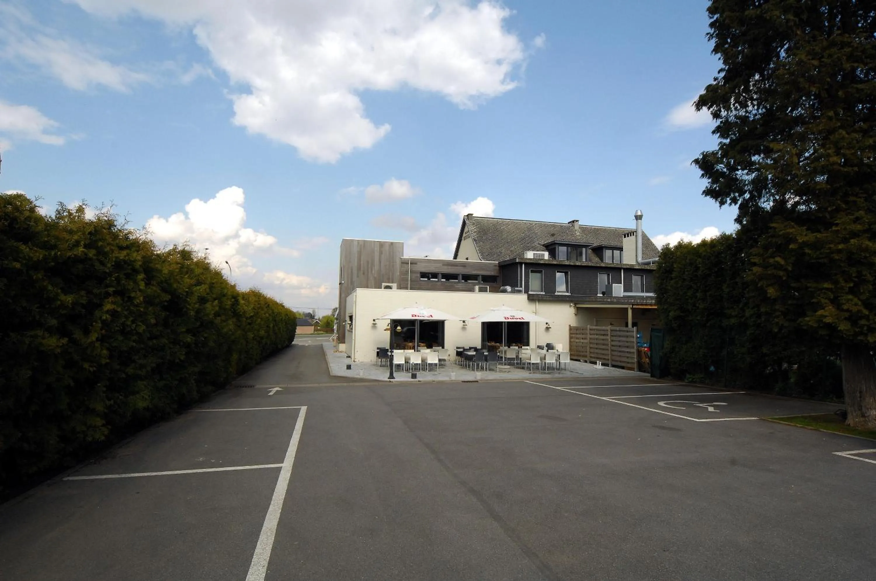 Facade/entrance in Hôtel Le Saint Loup
