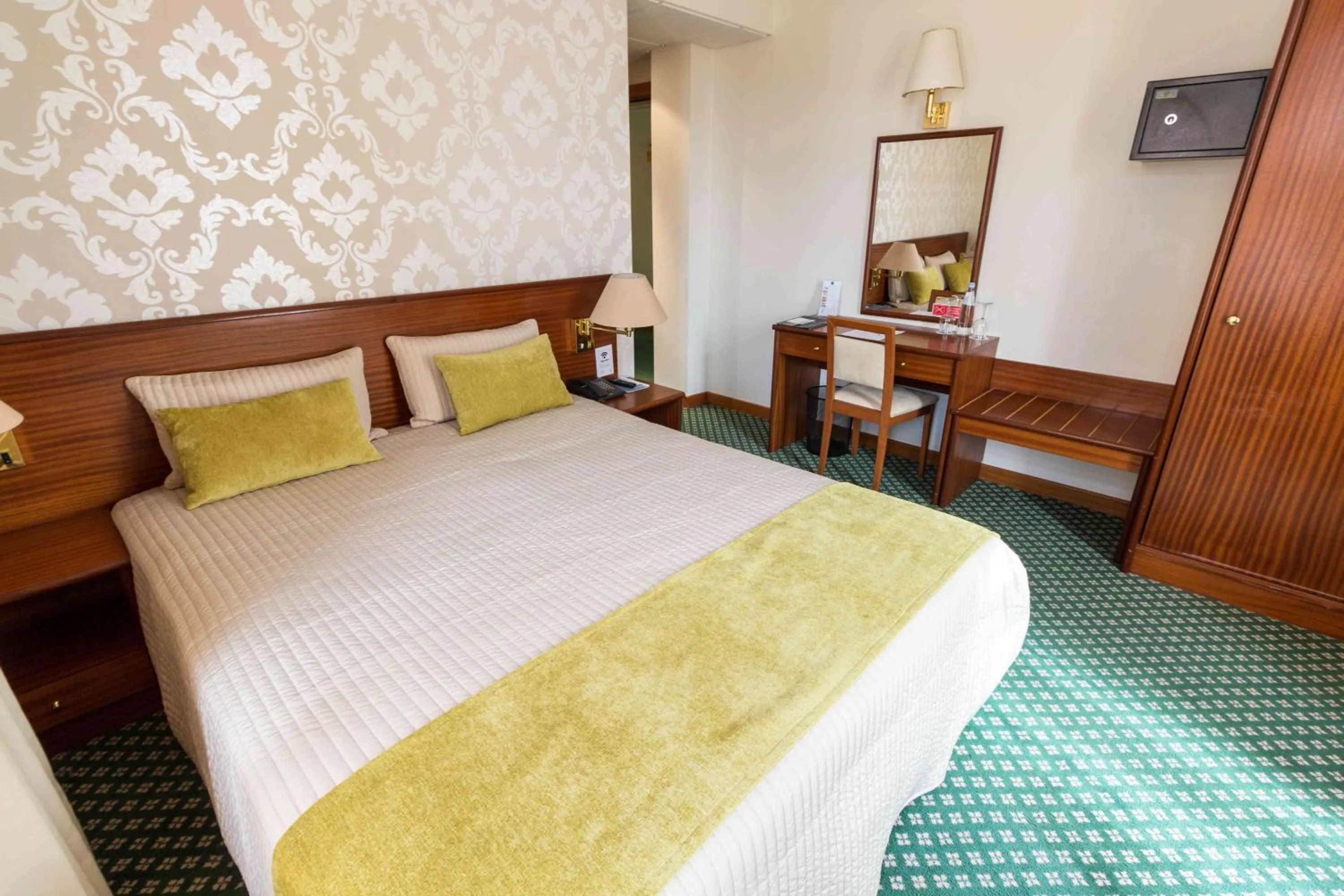 Bed in Hotel Eurosol Gouveia