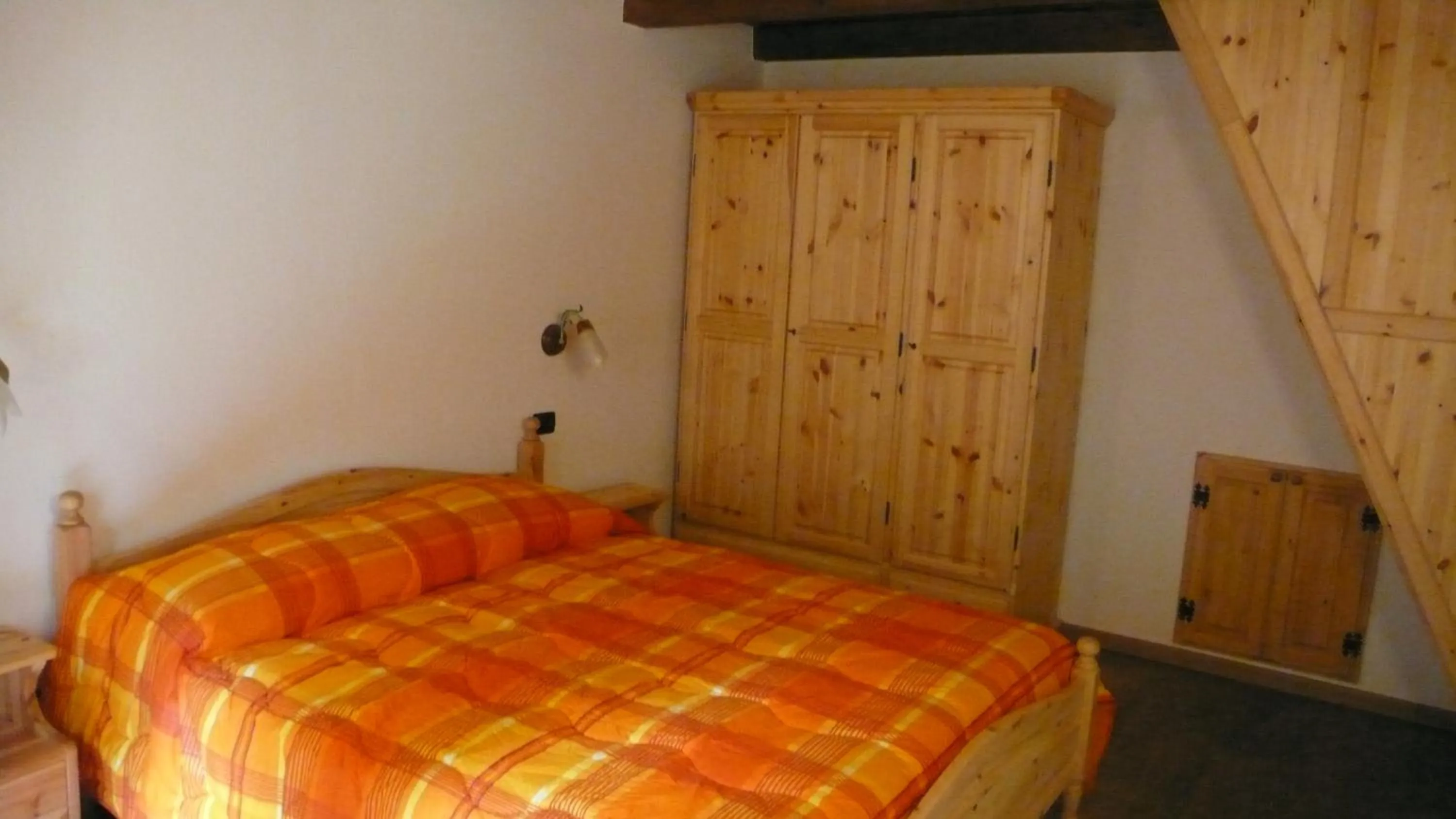 Photo of the whole room, Bed in Residence Les Myosotis