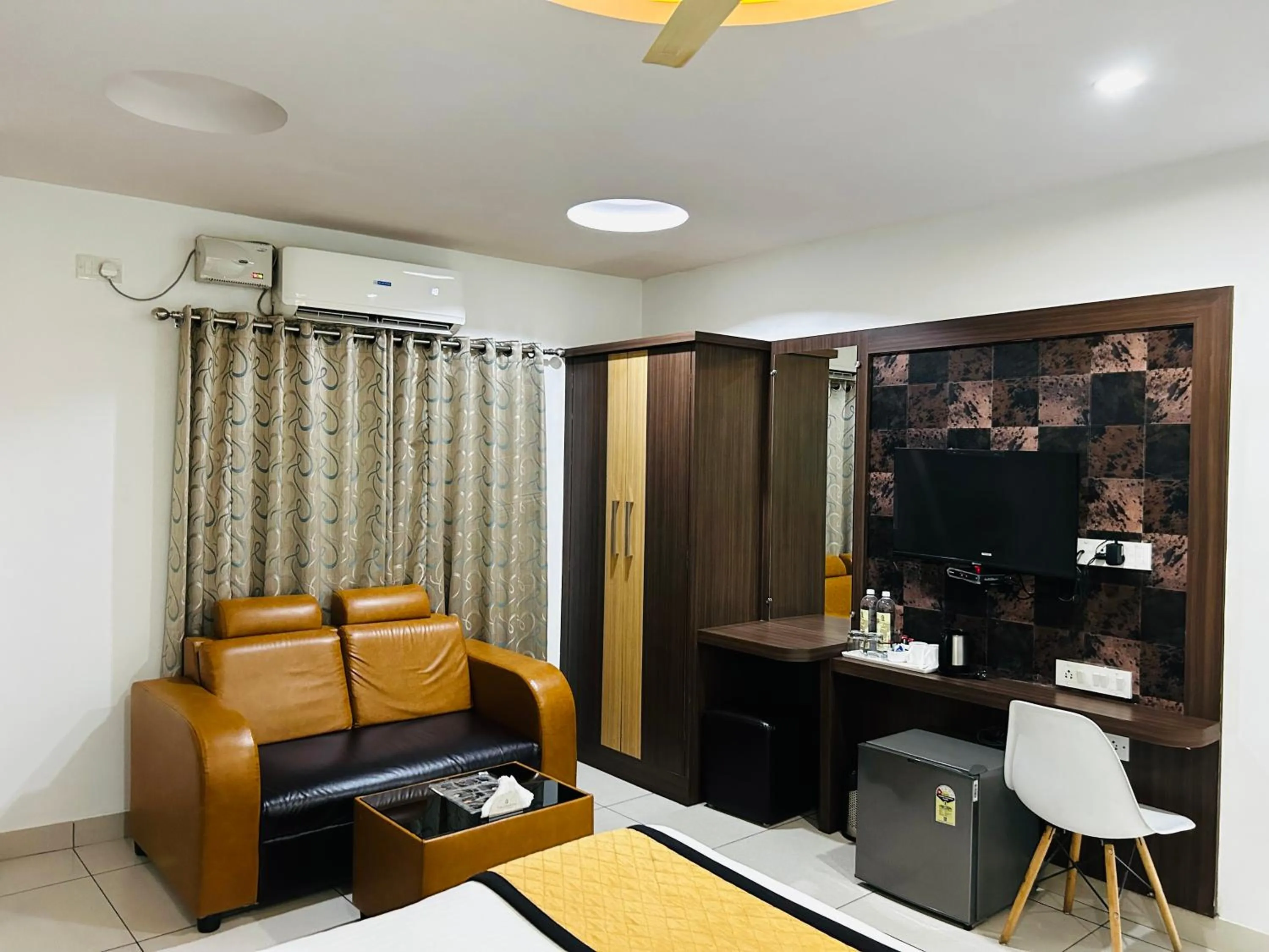 TV and multimedia in The Porch Inn Hotel & Service Apartments Near Nimhans Hospital