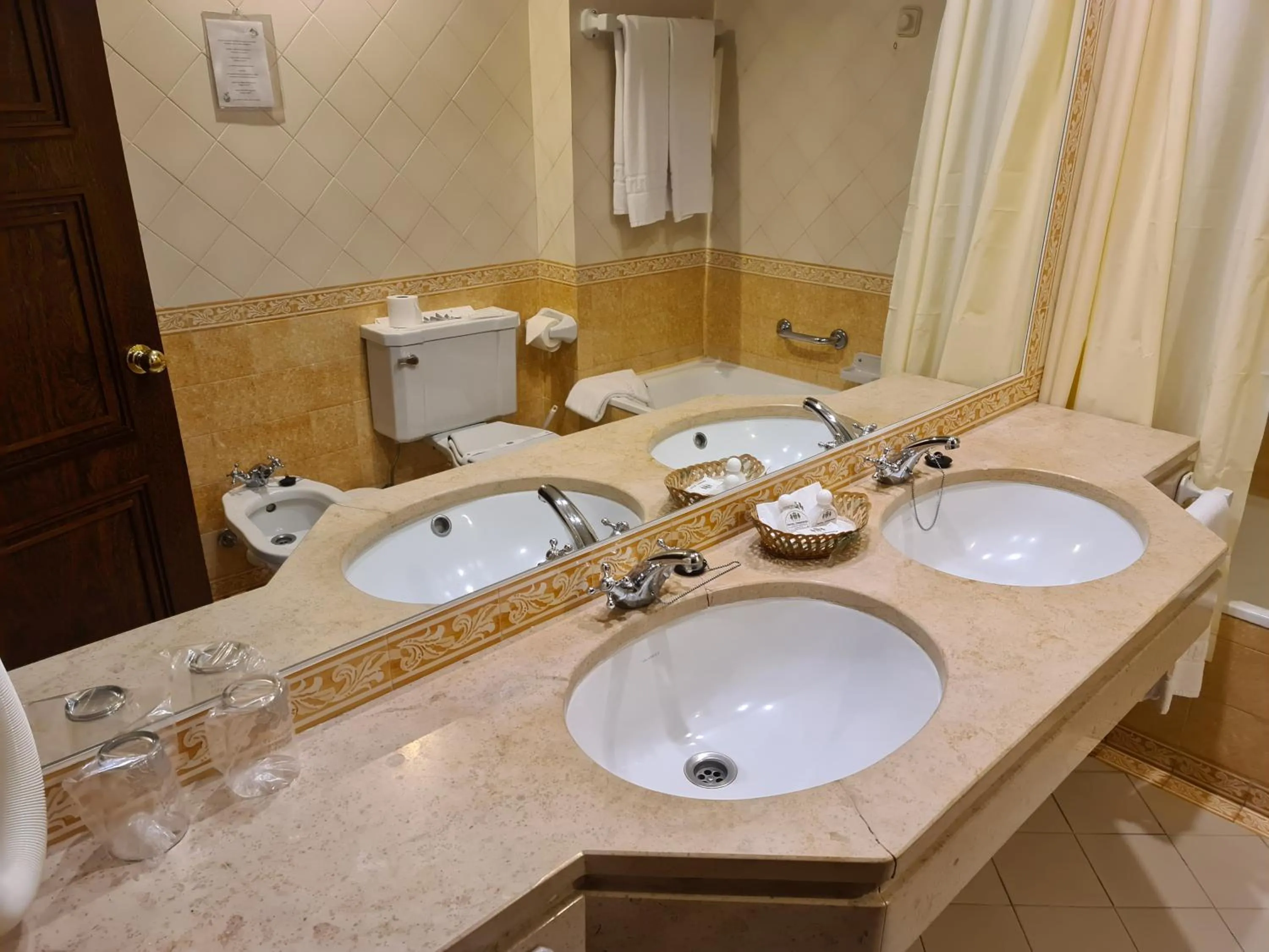 Bathroom in Hotel Urgeirica