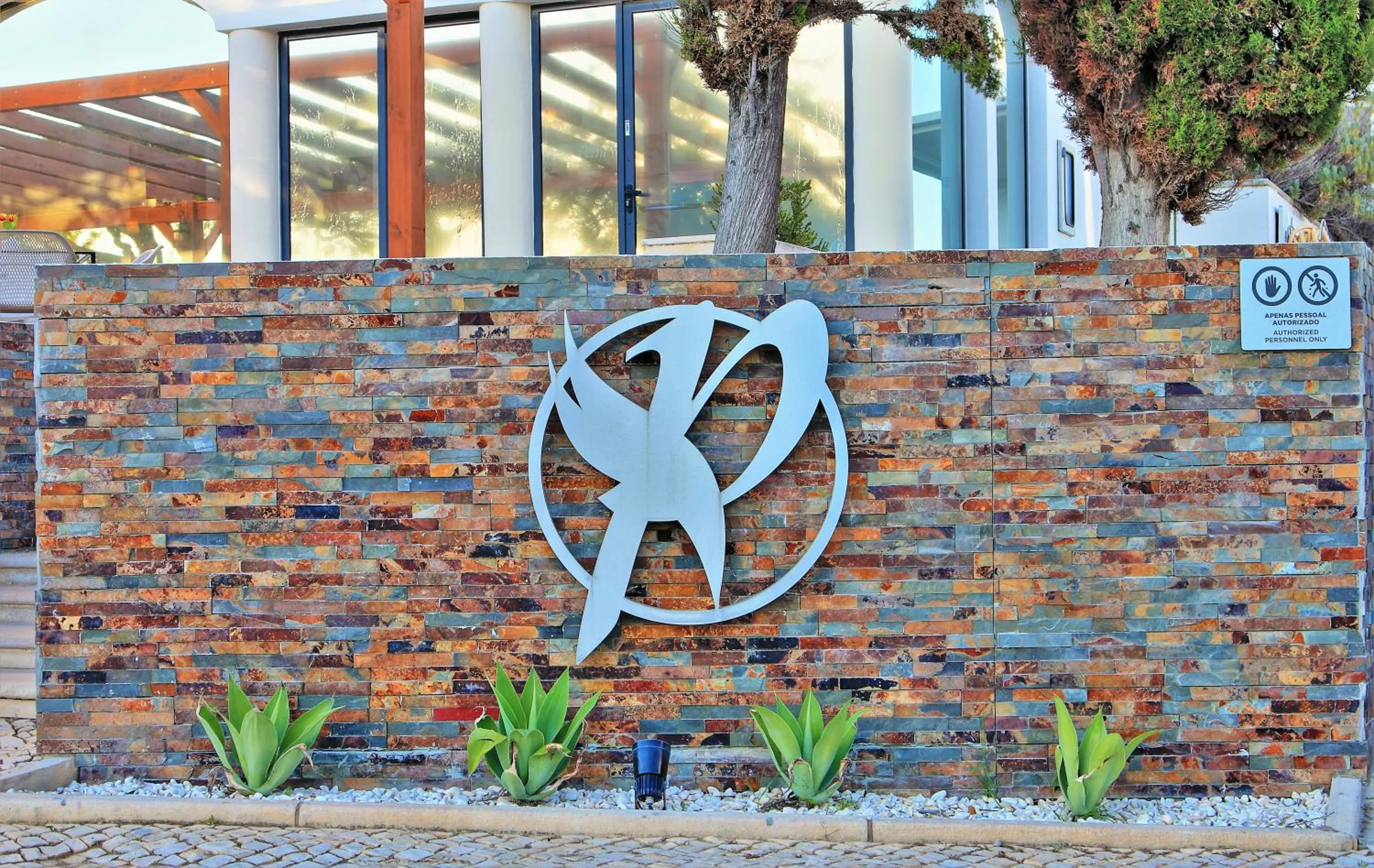 Facade/entrance in Vila Petra