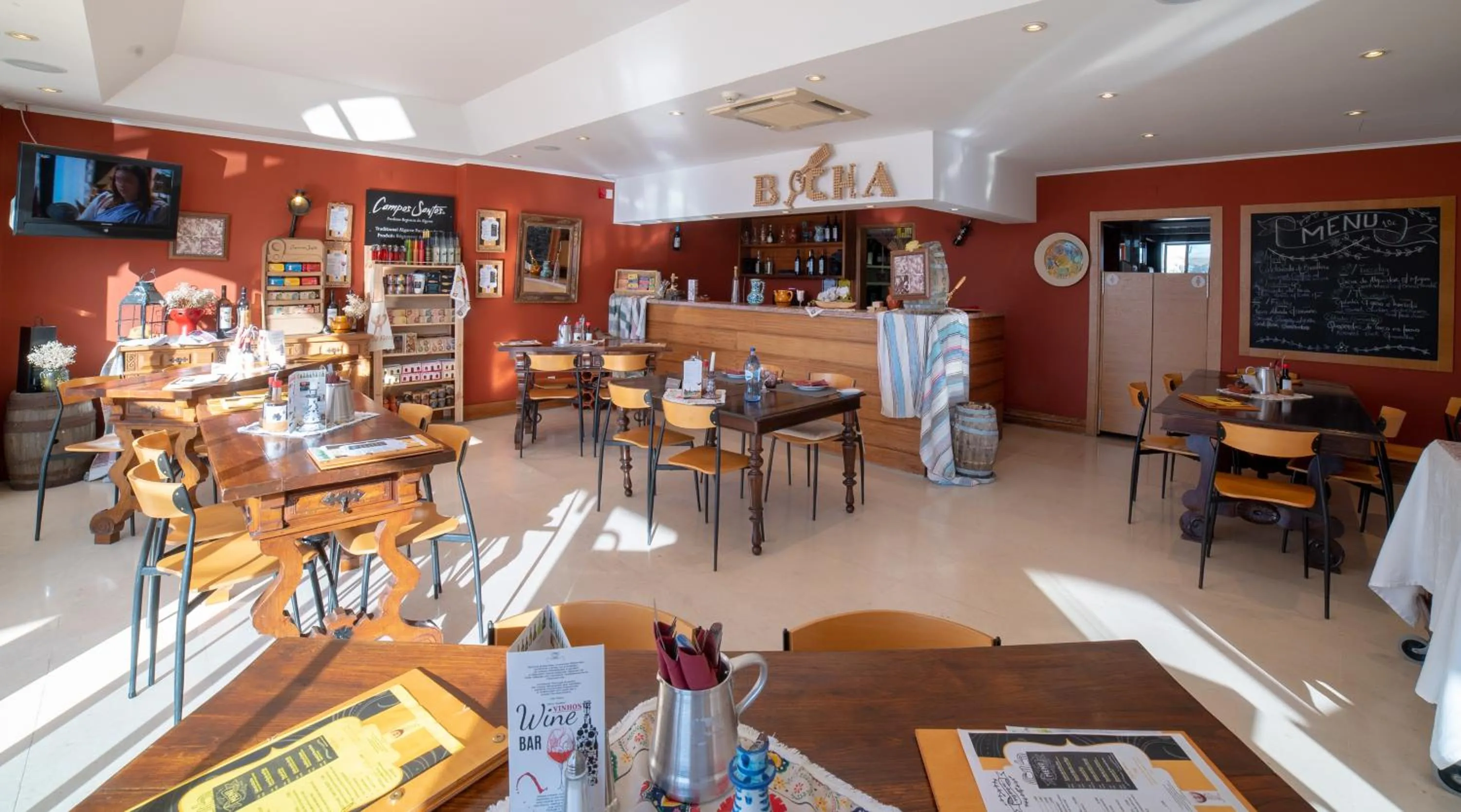 Restaurant/places to eat in Vila Petra