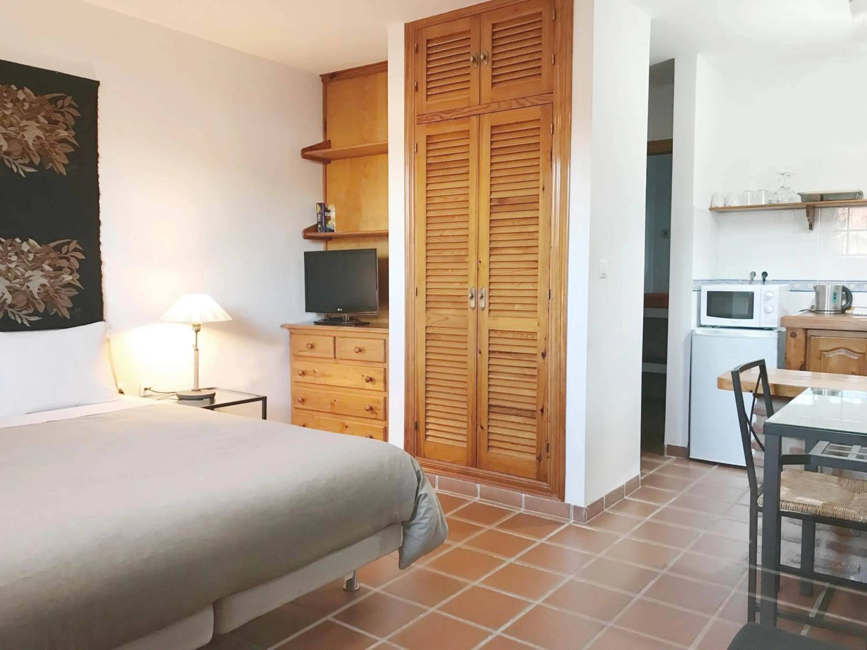 Kitchen or kitchenette, Bed in Apartamentos Turísticos La Mundial