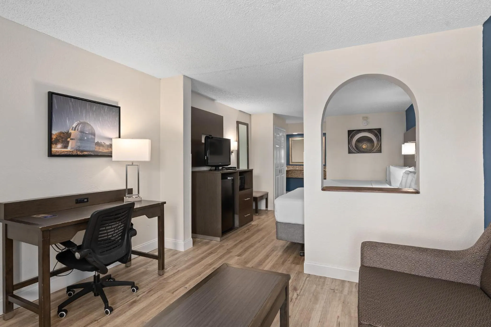TV and multimedia in Baymont by Wyndham Orlando East