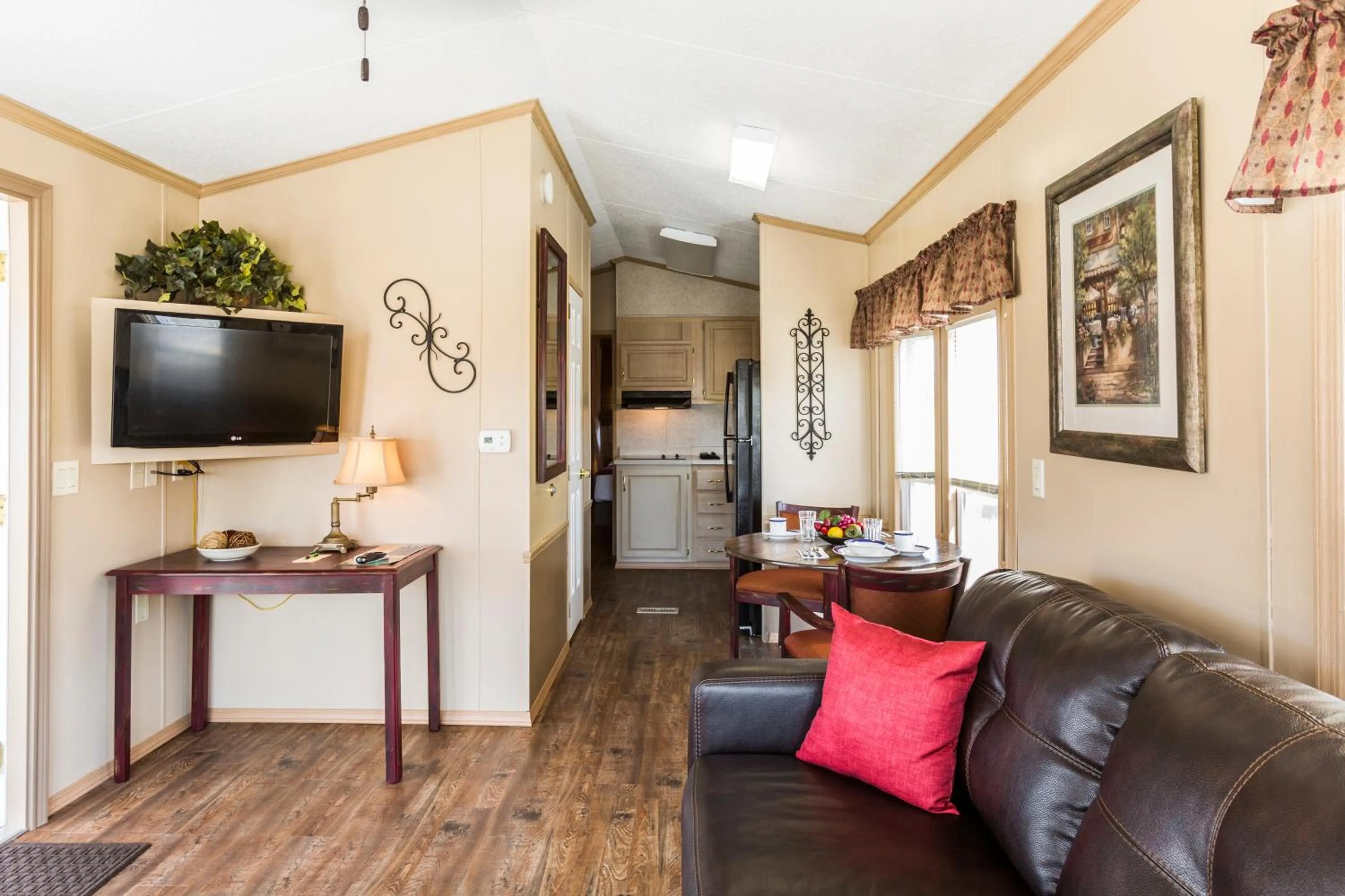 TV and multimedia in Red Shoes RV Park and Chalets