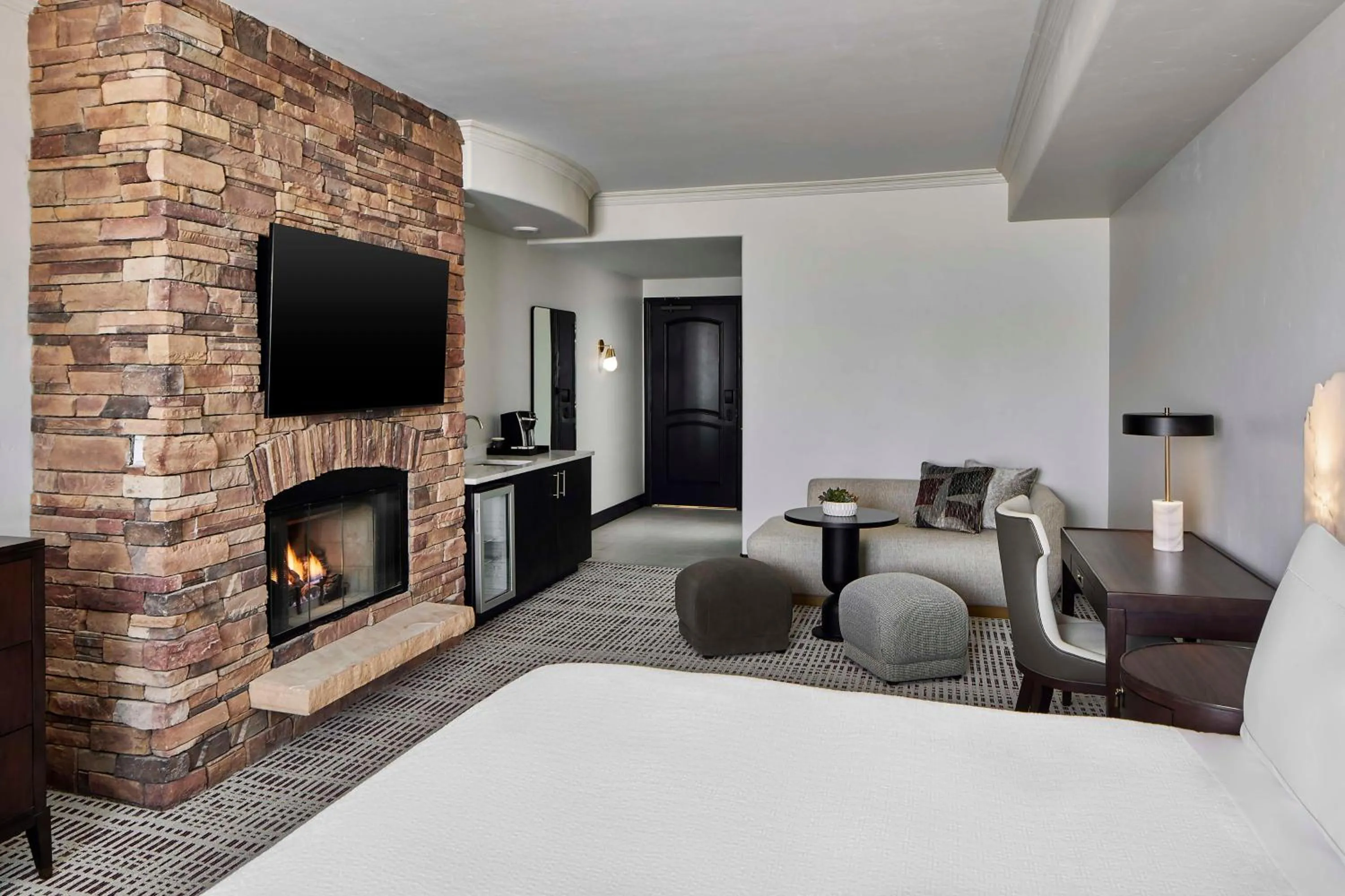 Living room, Bed in Bellasera Hotel & Suites Paso Robles, Tapestry by Hilton