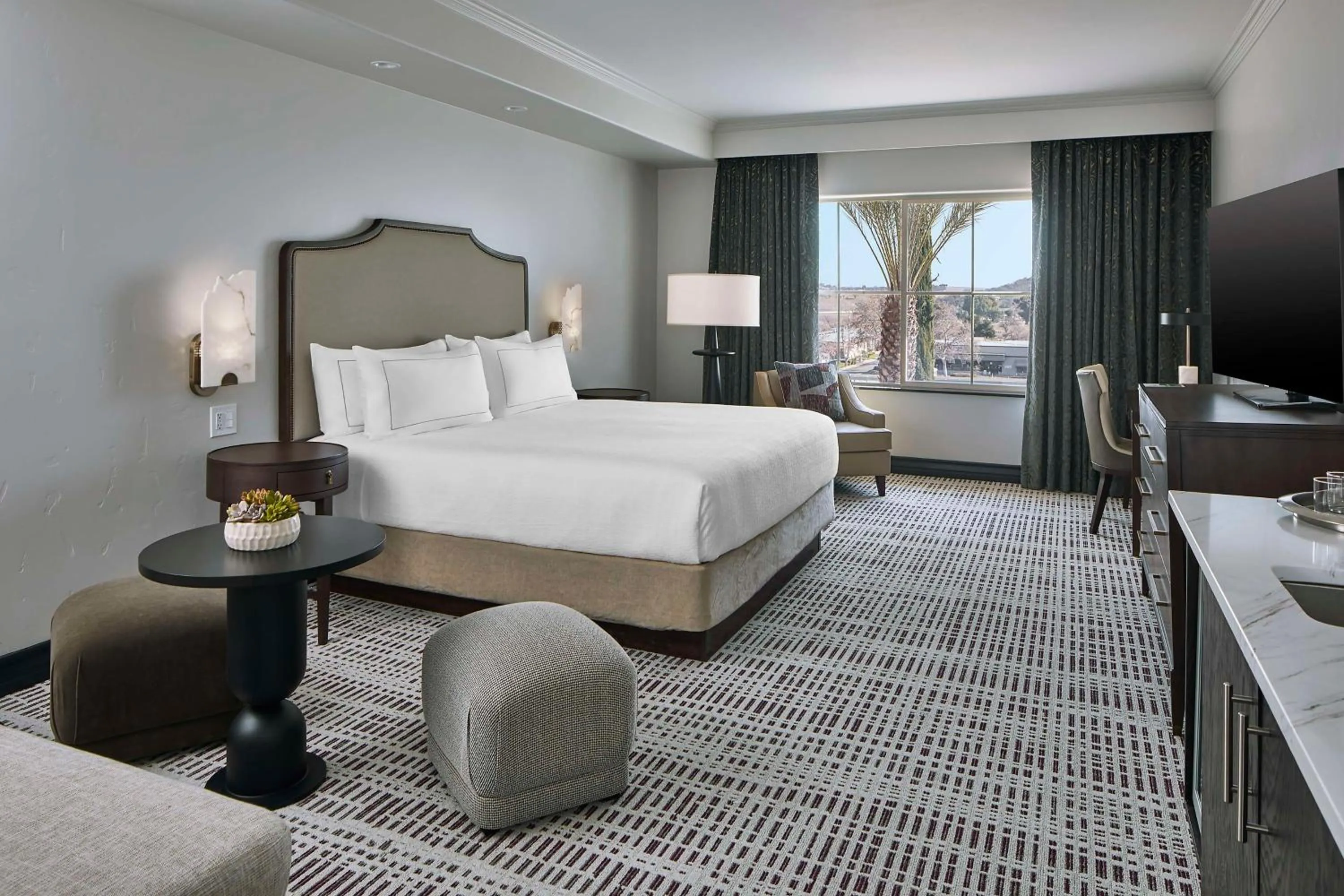 Bed in Bellasera Hotel & Suites Paso Robles, Tapestry by Hilton