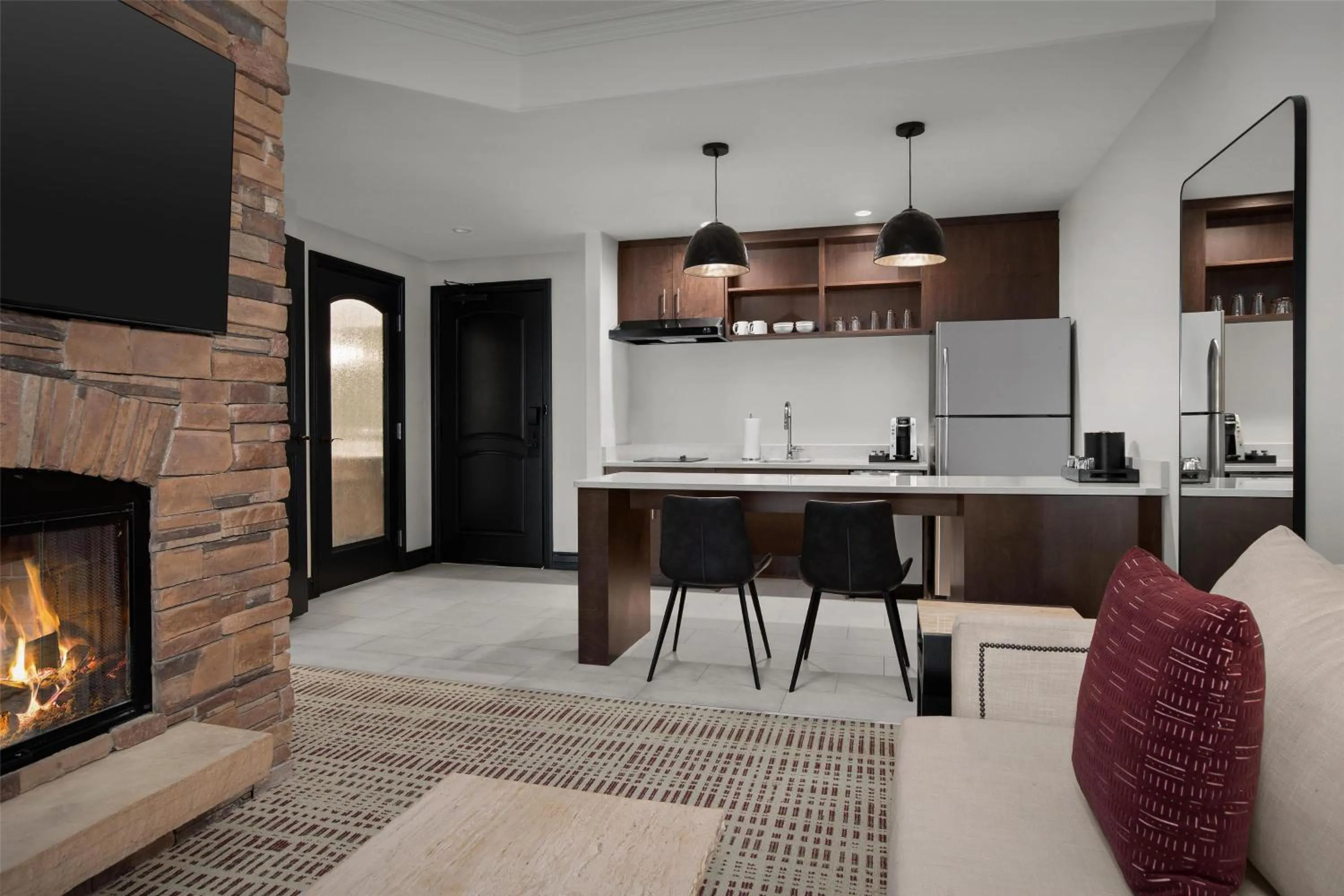 Living room in Bellasera Hotel & Suites Paso Robles, Tapestry by Hilton