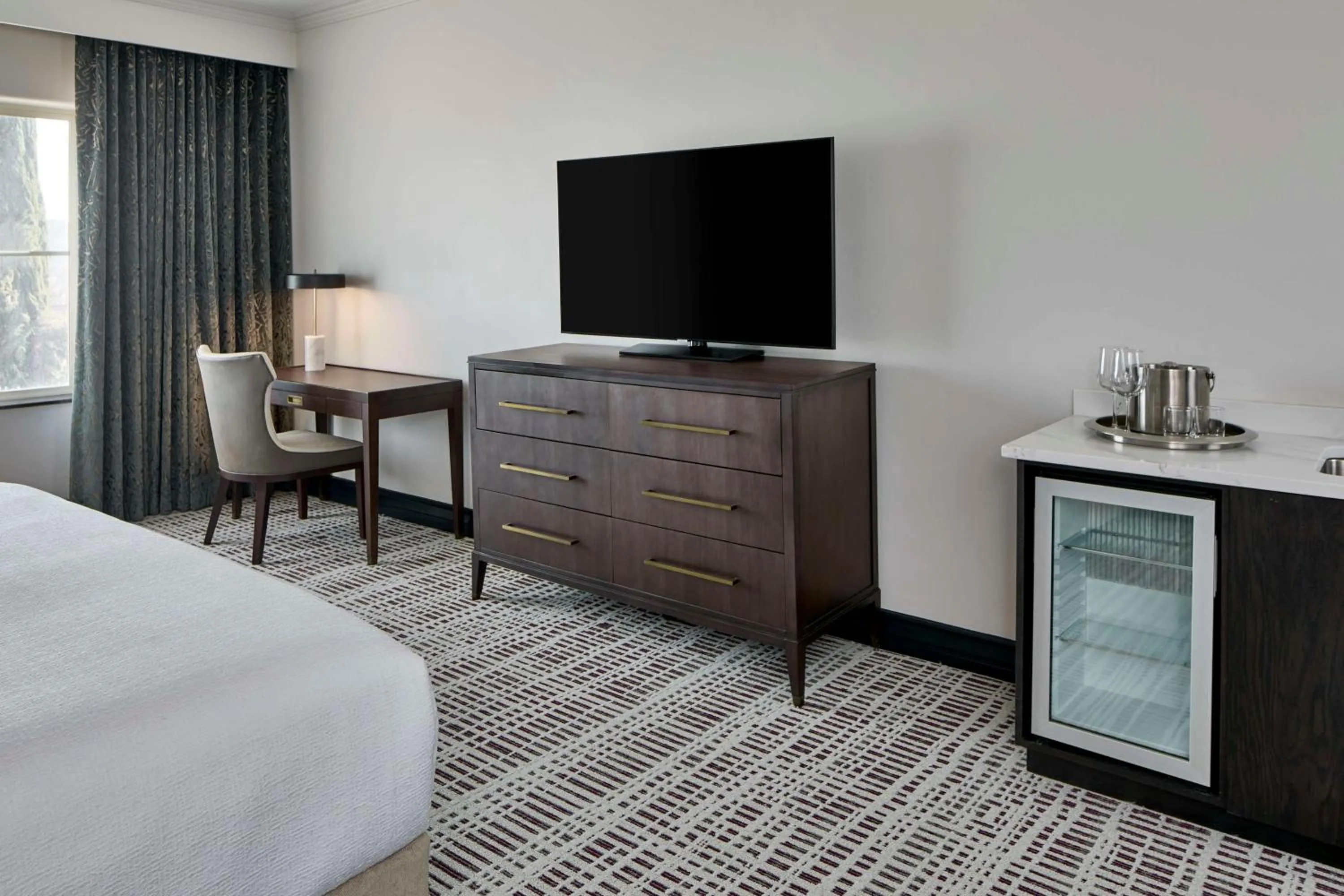 Bed in Bellasera Hotel & Suites Paso Robles, Tapestry by Hilton