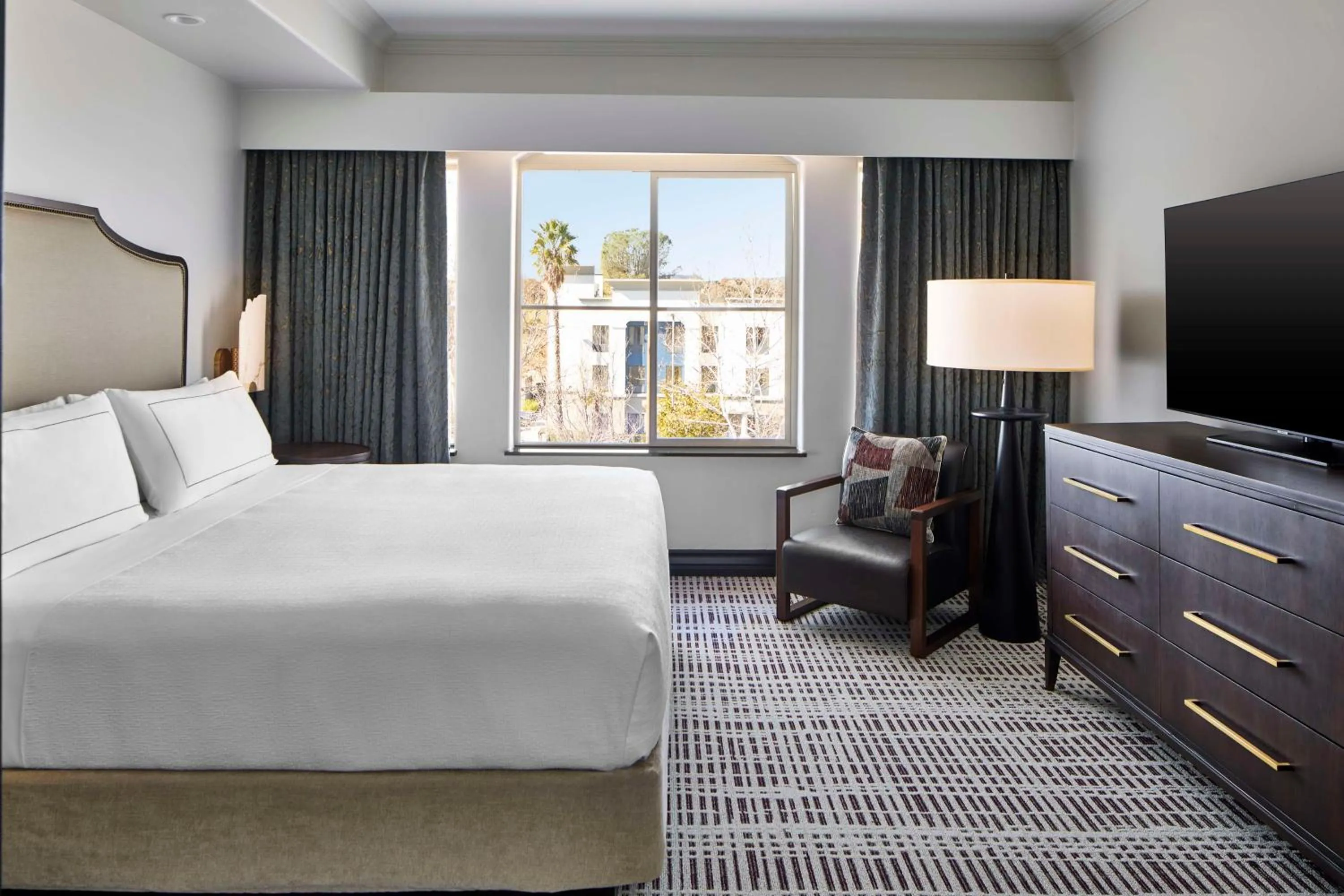 Bed in Bellasera Hotel & Suites Paso Robles, Tapestry by Hilton