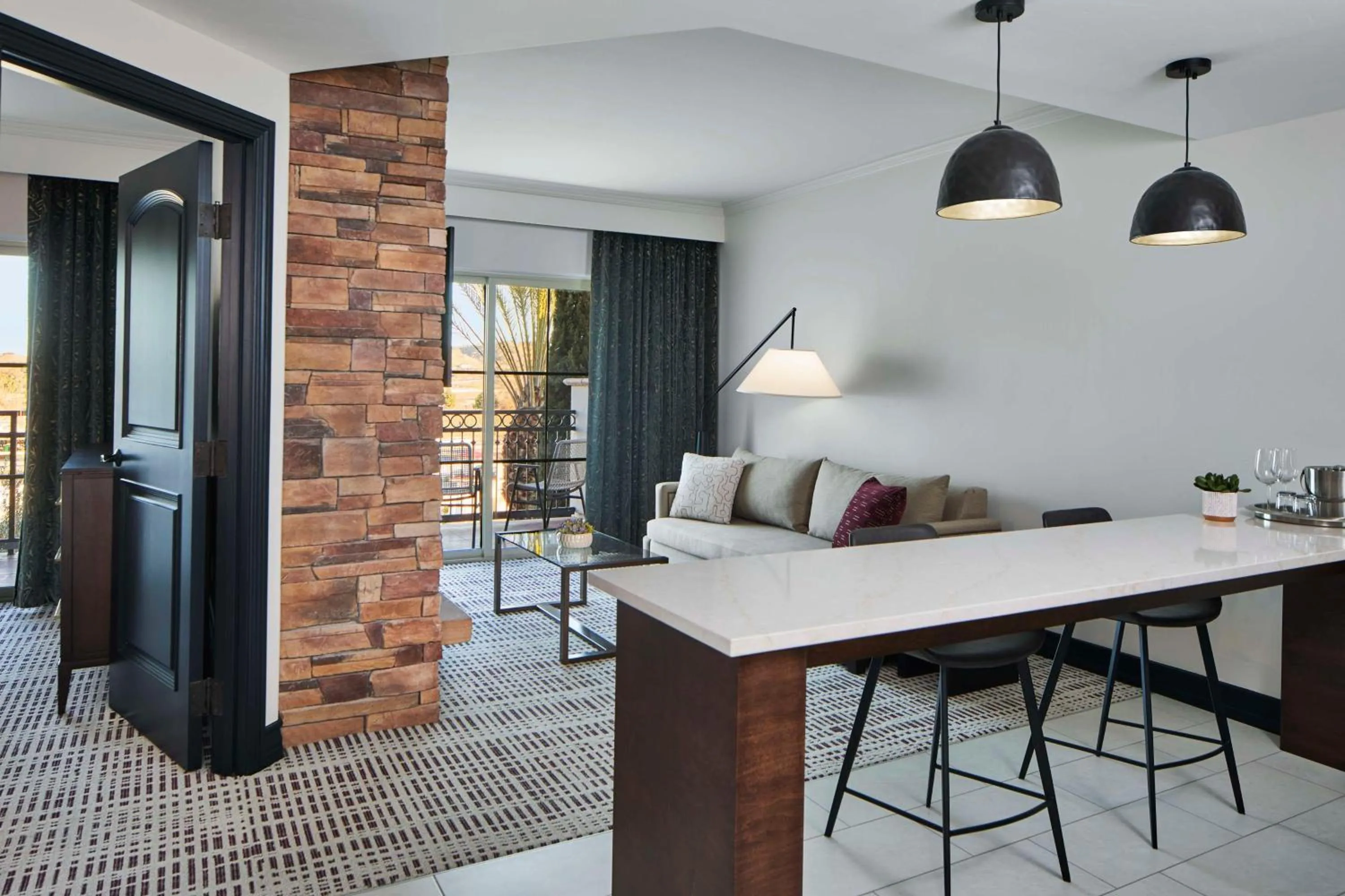 Living room in Bellasera Hotel & Suites Paso Robles, Tapestry by Hilton